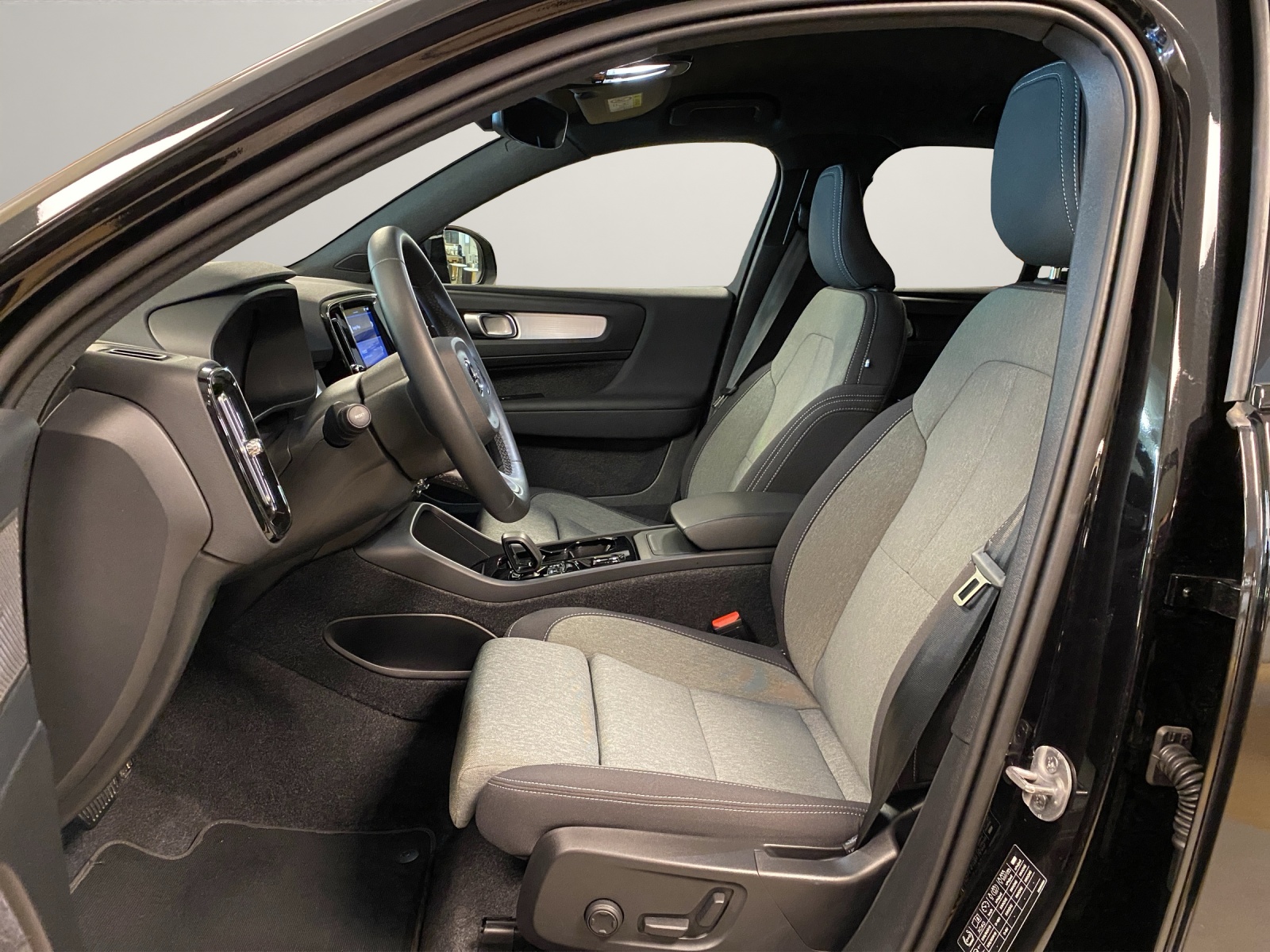 VOLVO XC40 2.0 B4 MH Plus Dark - 8