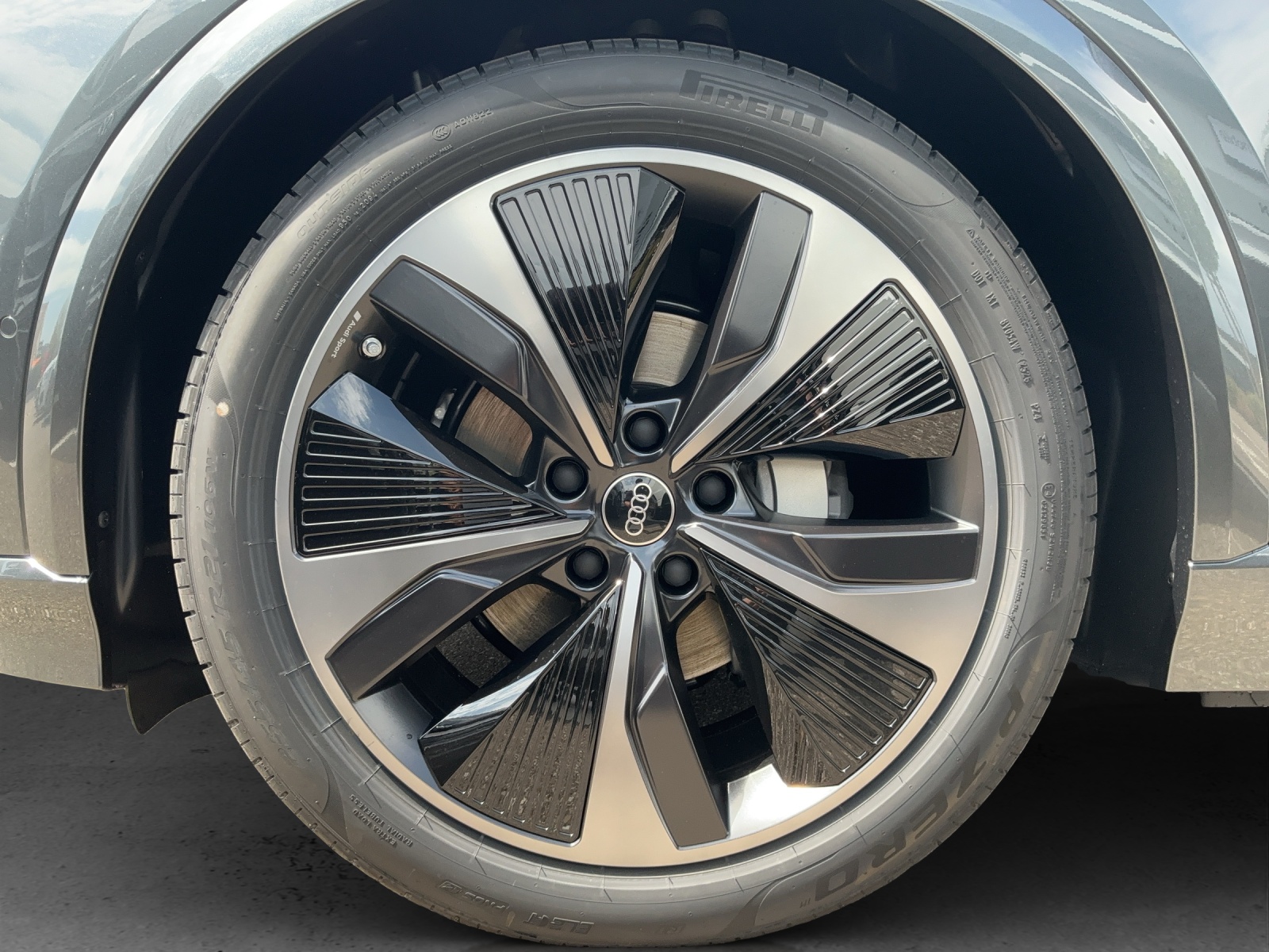 AUDI Q6 e-tron quattro - 13