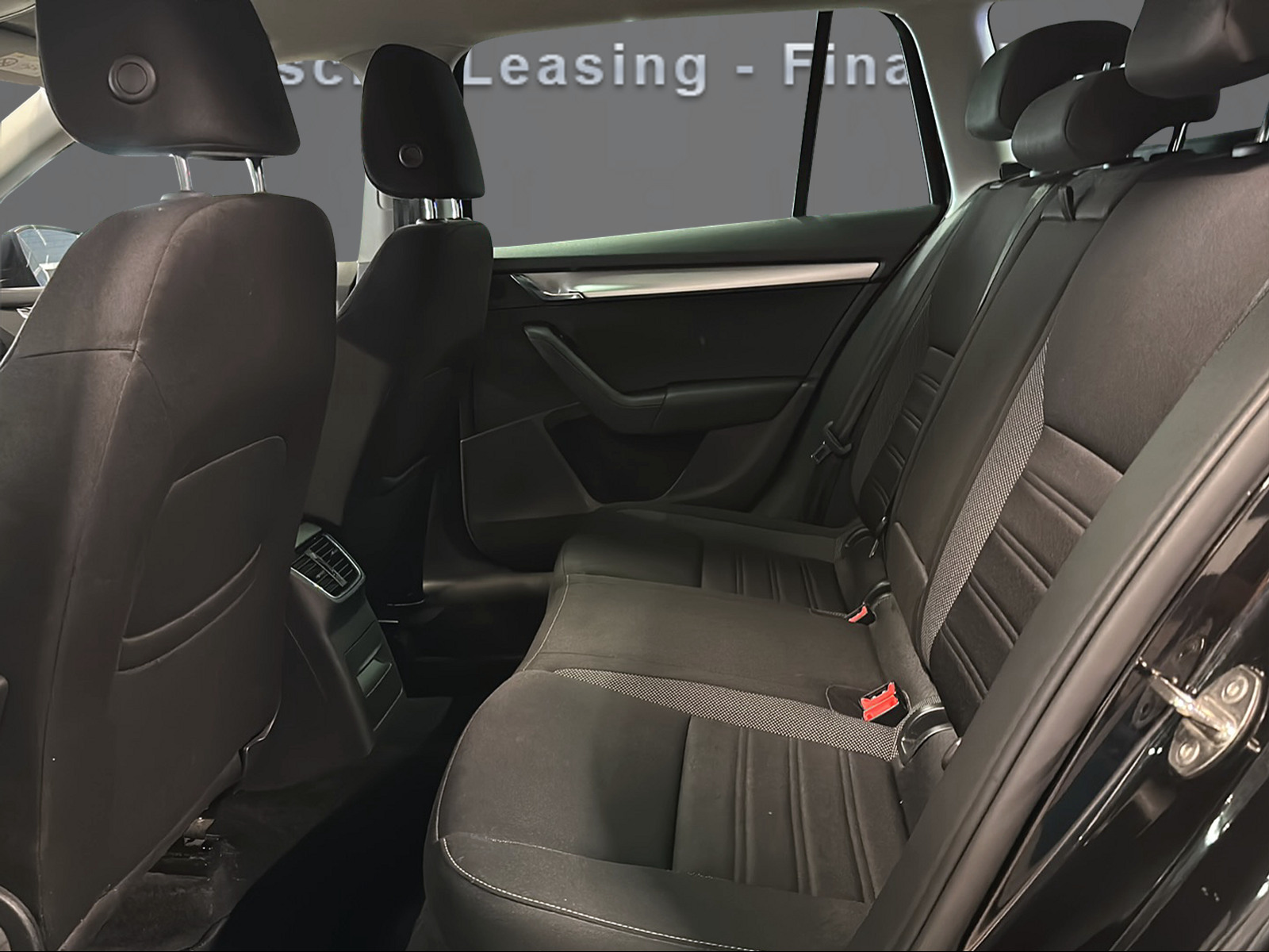 SKODA Octavia Combi 1.6 TDI Ambition DSG - 12