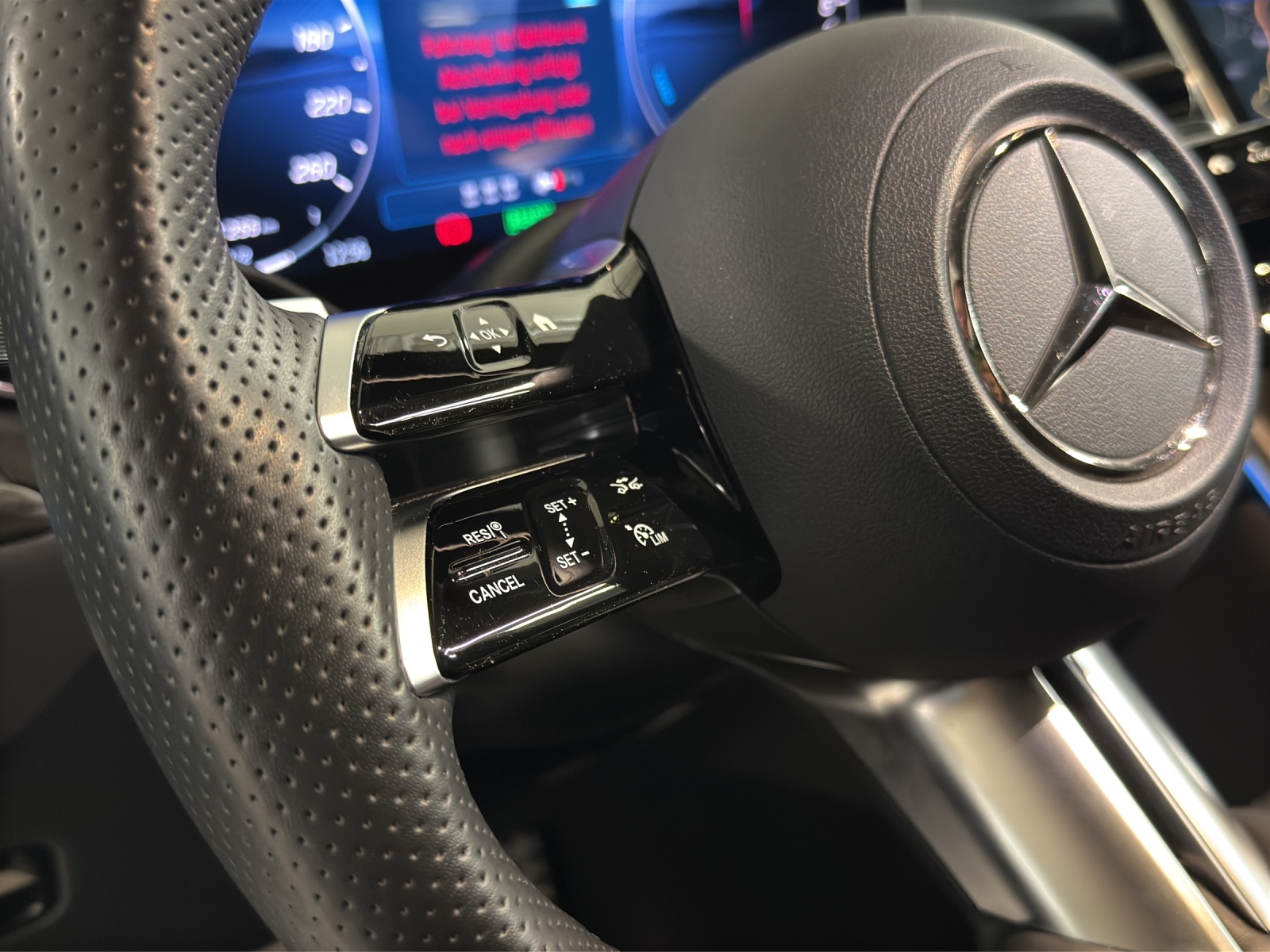 MERCEDES-BENZ GLC 300 e 4Matic 9G-Tronic - 18