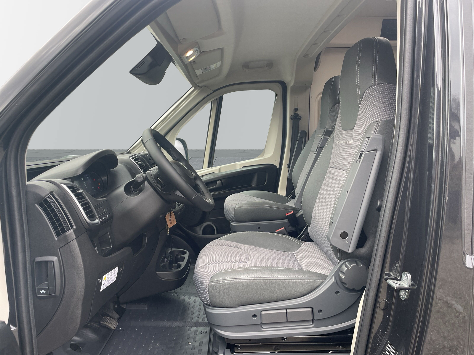 TOURNE MOBIL 6.4 - 180 PS Cruise / Heavy / Automat - 6