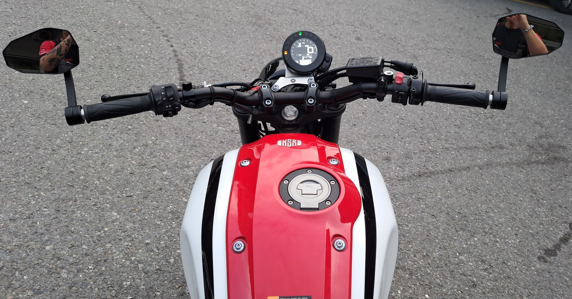 YAMAHA XSR 900 - 3