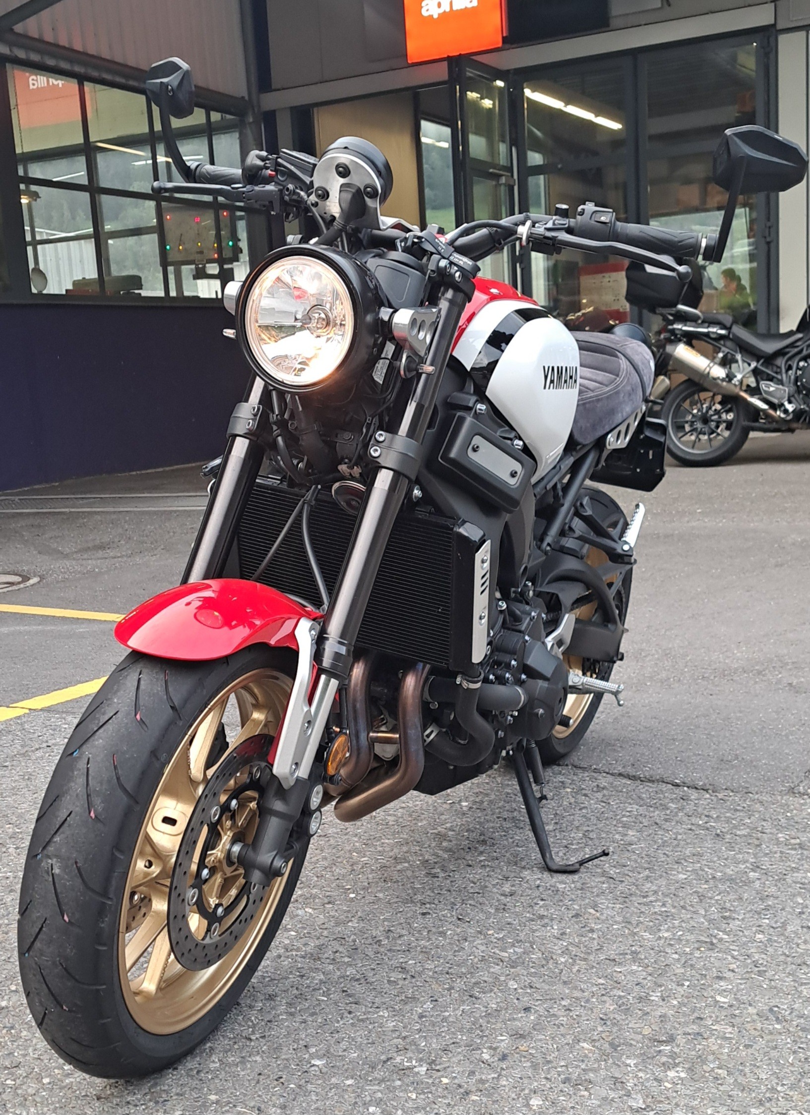 YAMAHA XSR 900 - 5