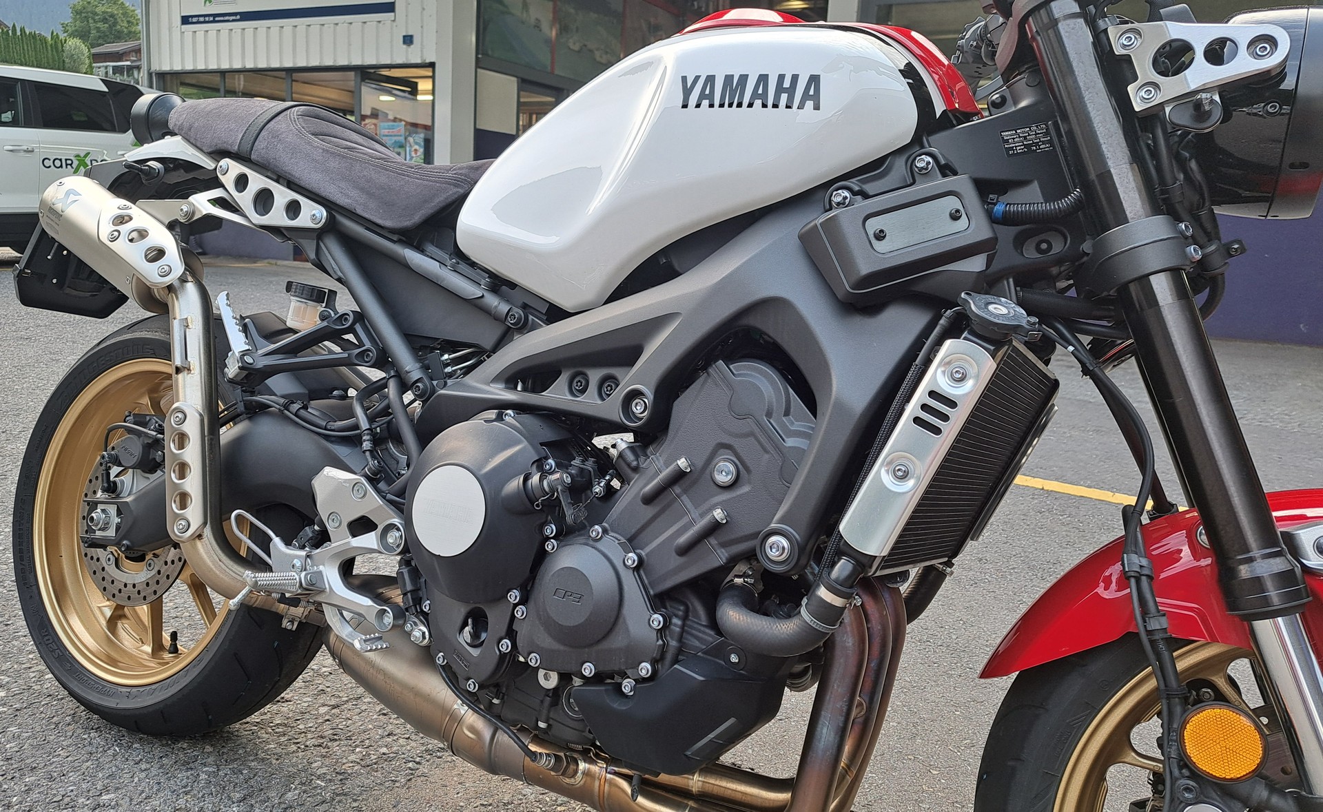 YAMAHA XSR 900 - 15