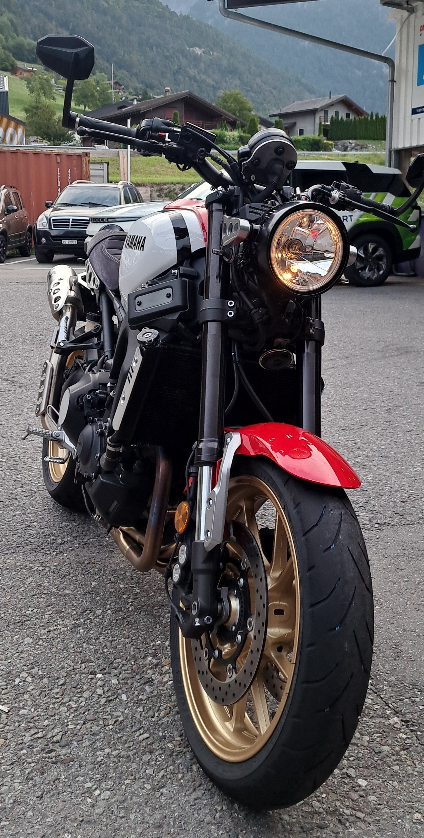 YAMAHA XSR 900 - 9
