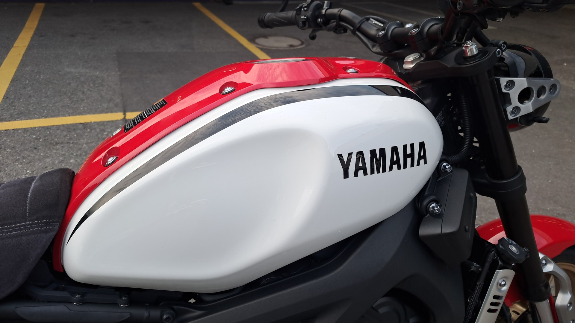 YAMAHA XSR 900 - 12