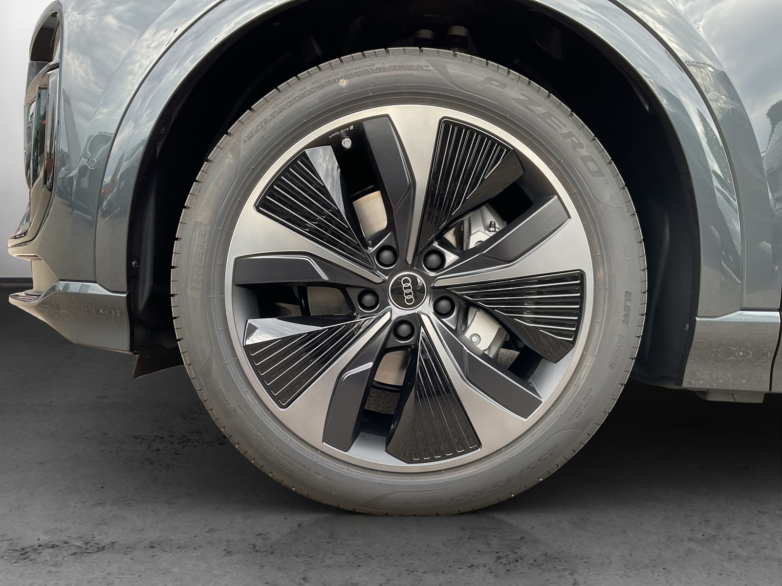 AUDI Q6 e-tron quattro - 13