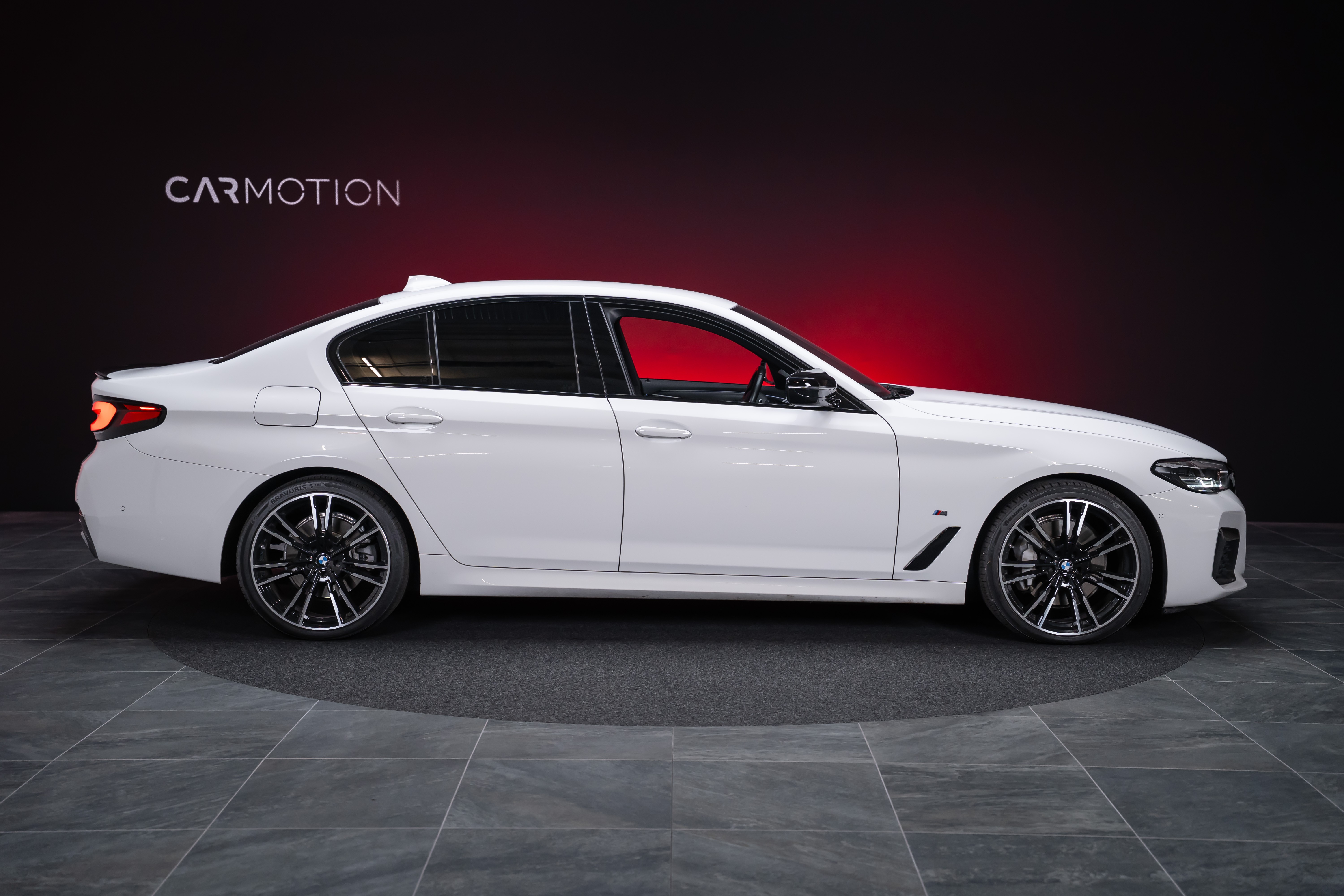 530i xDrive SAG M-Sport / Alcantara Sitze / Rückfahrkamera / El.Sitze / Ambientebeleuchtung