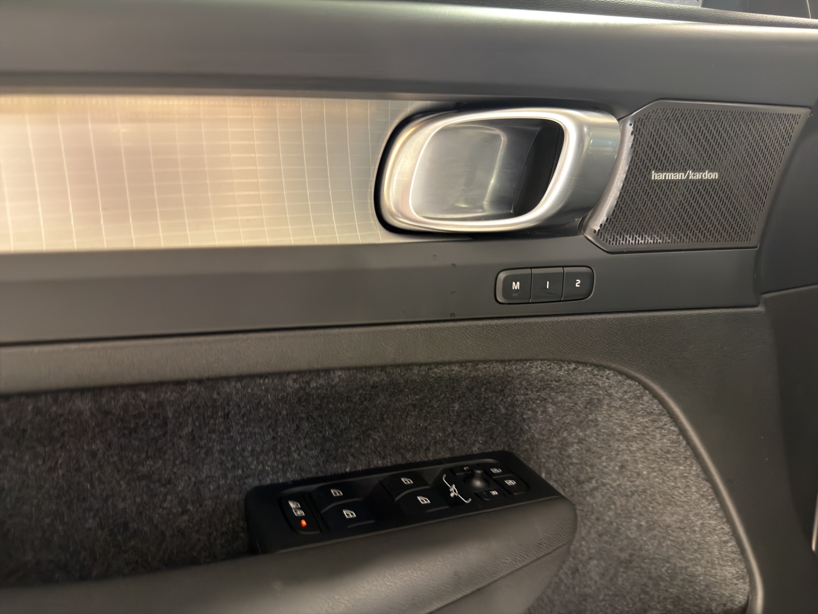 VOLVO XC40 B3 Benzin Mild Hybrid Plus Dark DCT - 11