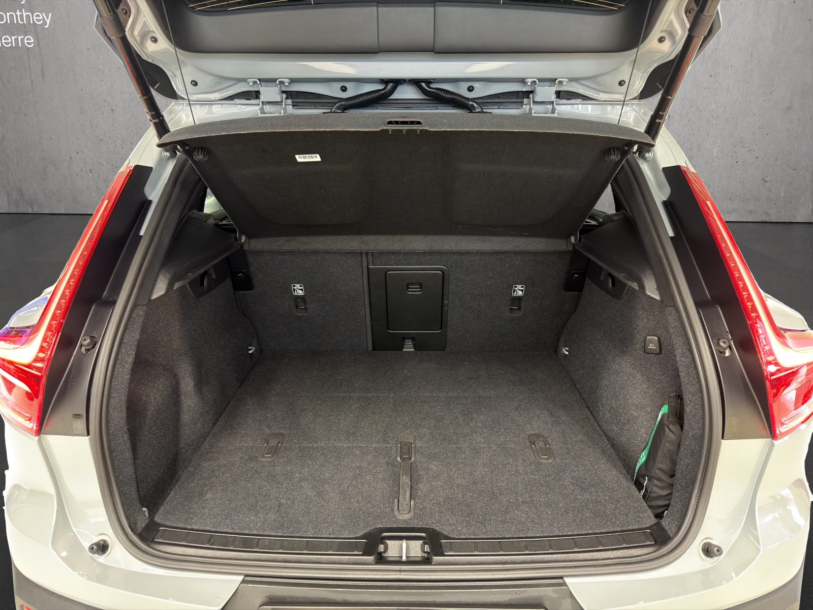 VOLVO XC40 B3 Benzin Mild Hybrid Plus Dark DCT - 16