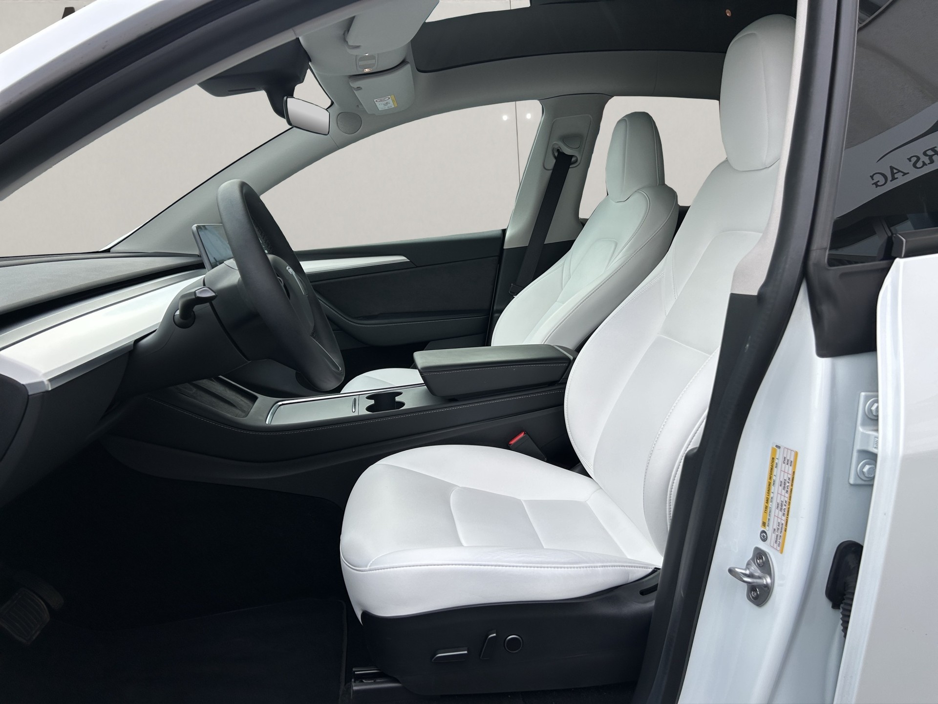 TESLA Model Y Long Range - 6