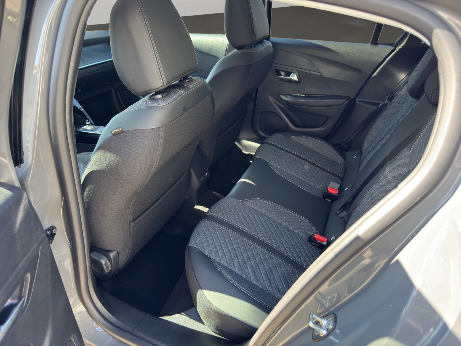 PEUGEOT 208 1.2 Hybrid Allure Premium - 5