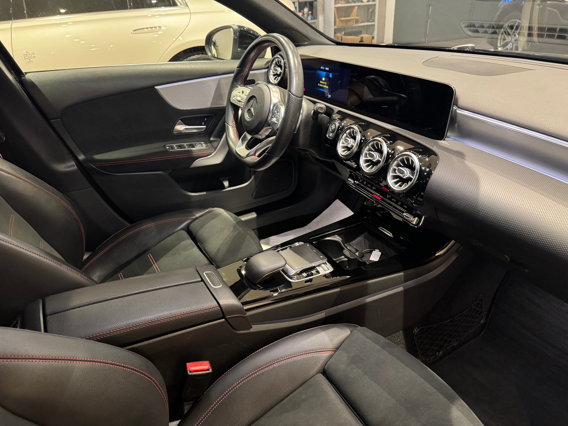 MERCEDES-BENZ A 250 AMG Line - 8