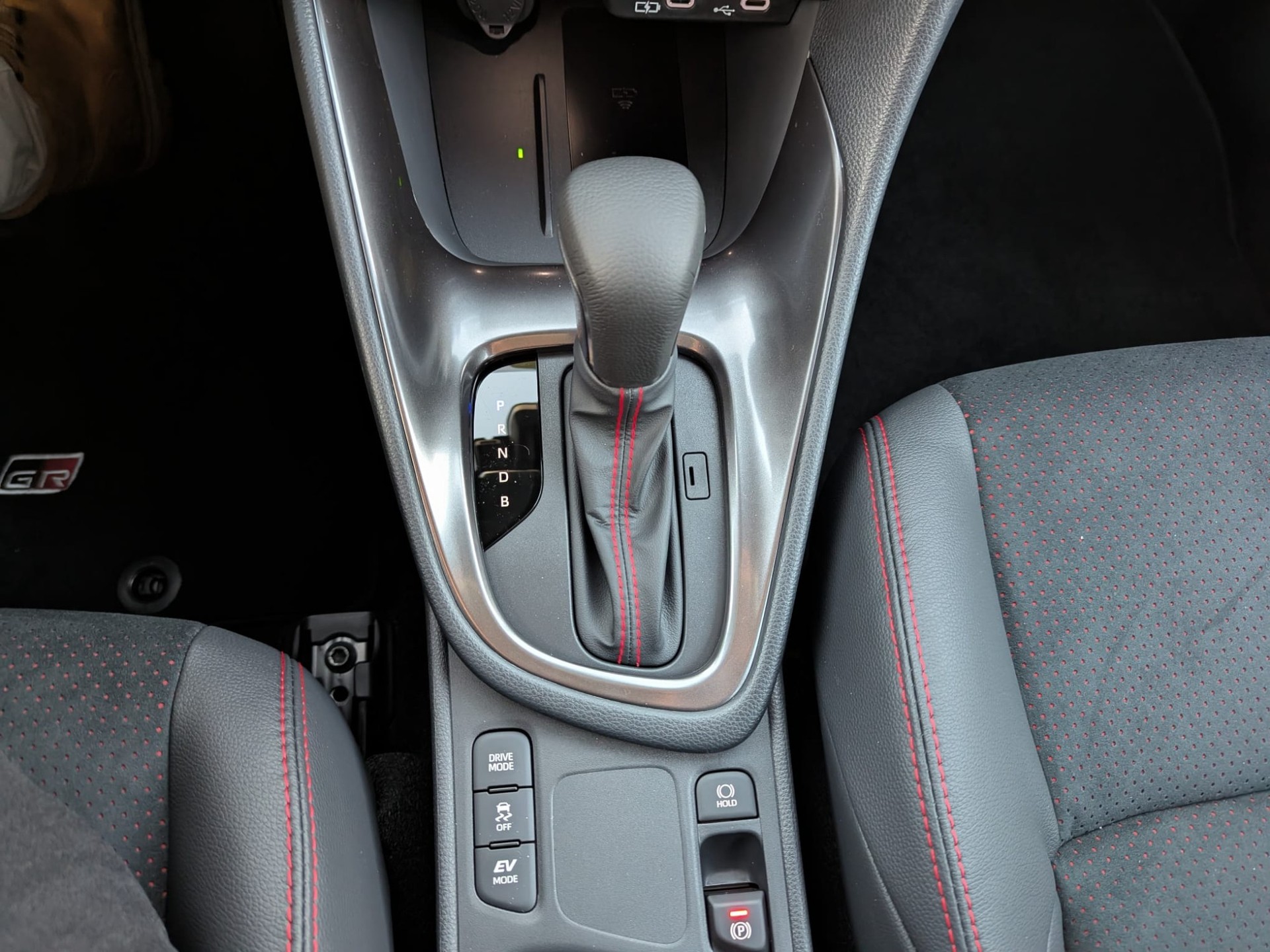 TOYOTA Yaris 1.5 GR Sport e-CVT - 11