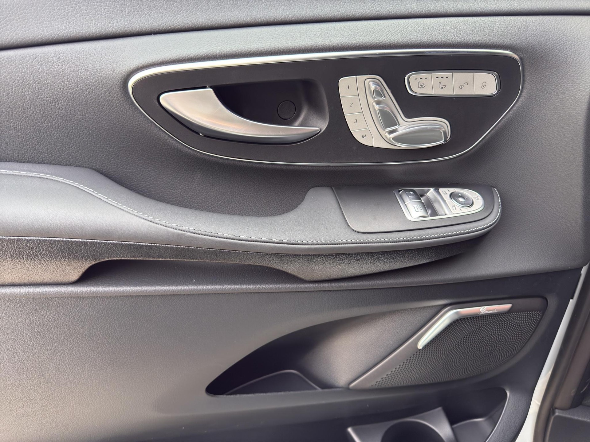 MERCEDES-BENZ V 300 d Swiss Ed. lang 4matic Van - 11