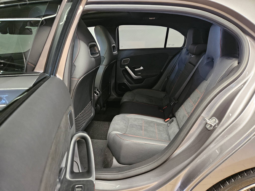 MERCEDES-BENZ A 220 4Matic AMG Line - 13