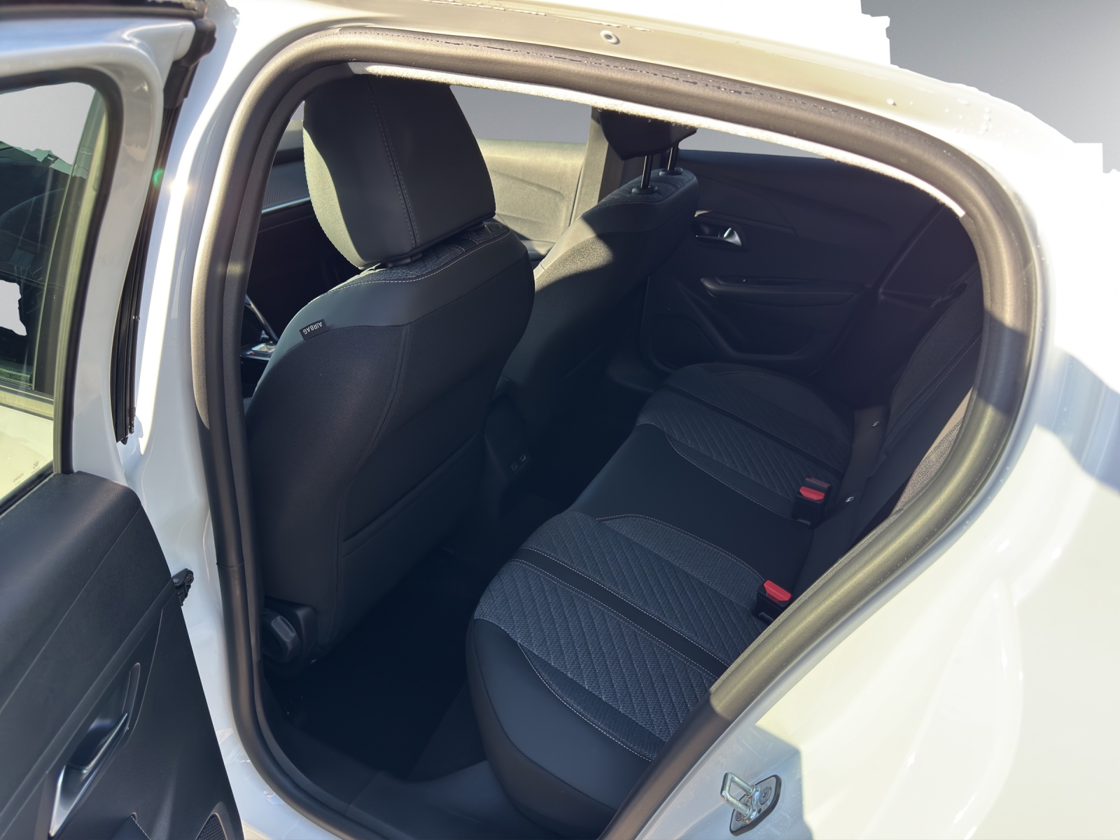 PEUGEOT 208 1.2 Hybrid Allure Premium - 5