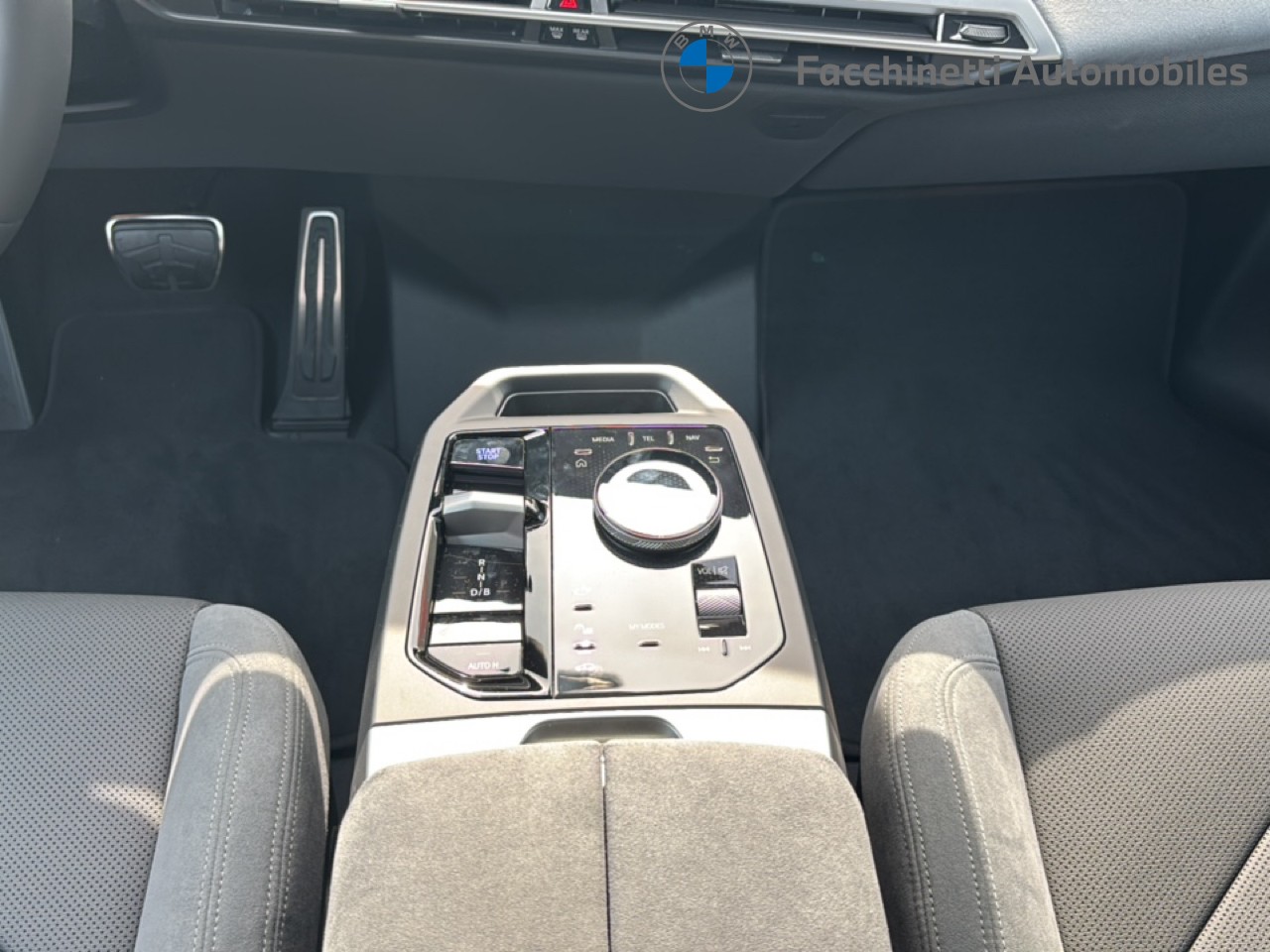BMW iX xDrive60 M Sport Pro - 16