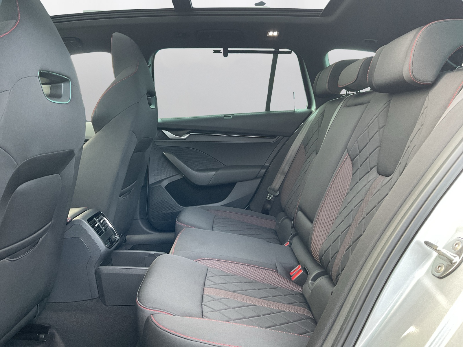 SKODA Octavia Combi 2.0 TSI DSG RS - 11