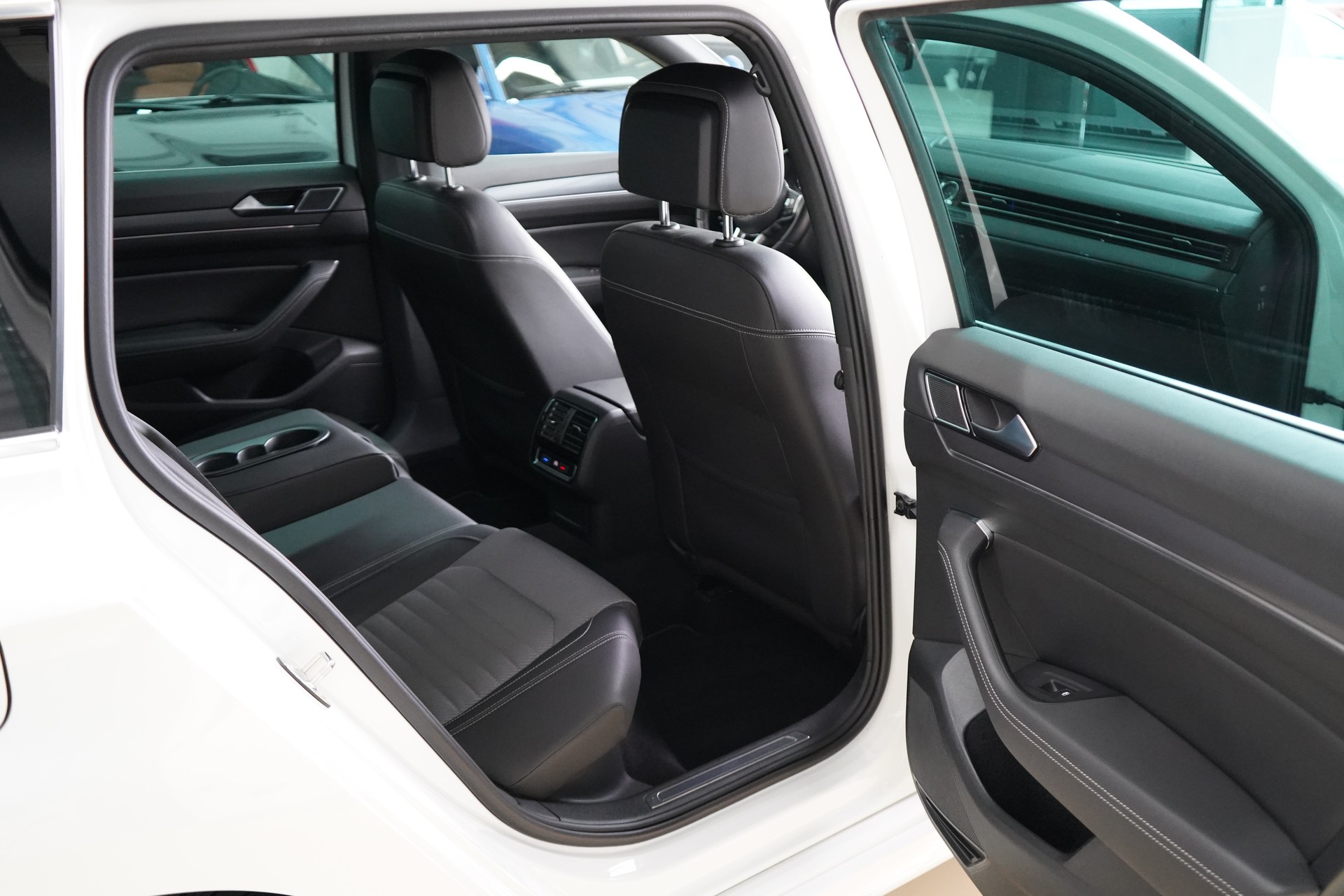 VW Passat Variant 1.5 TSI EVO Highline DSG / R-Line** - 30