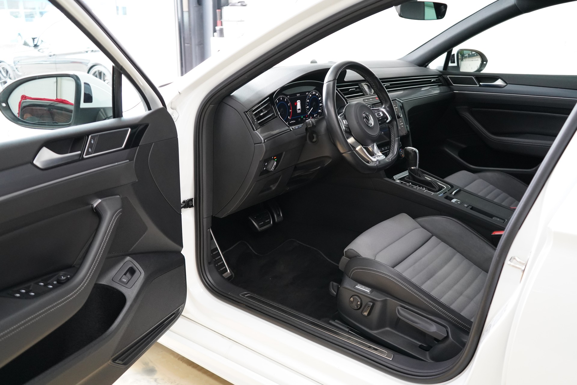 VW Passat Variant 1.5 TSI EVO Highline DSG / R-Line** - 17