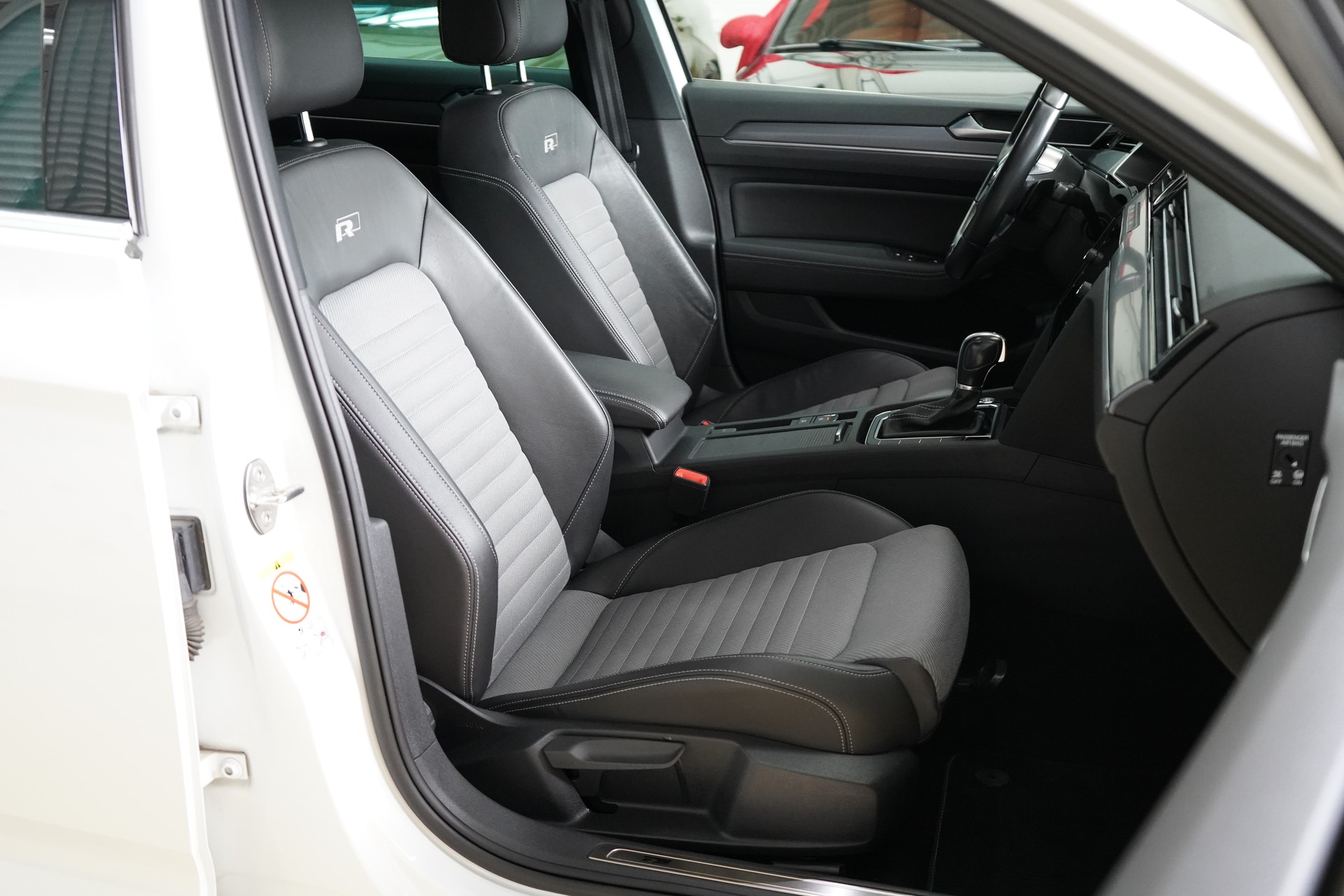 VW Passat Variant 1.5 TSI EVO Highline DSG / R-Line** - 32