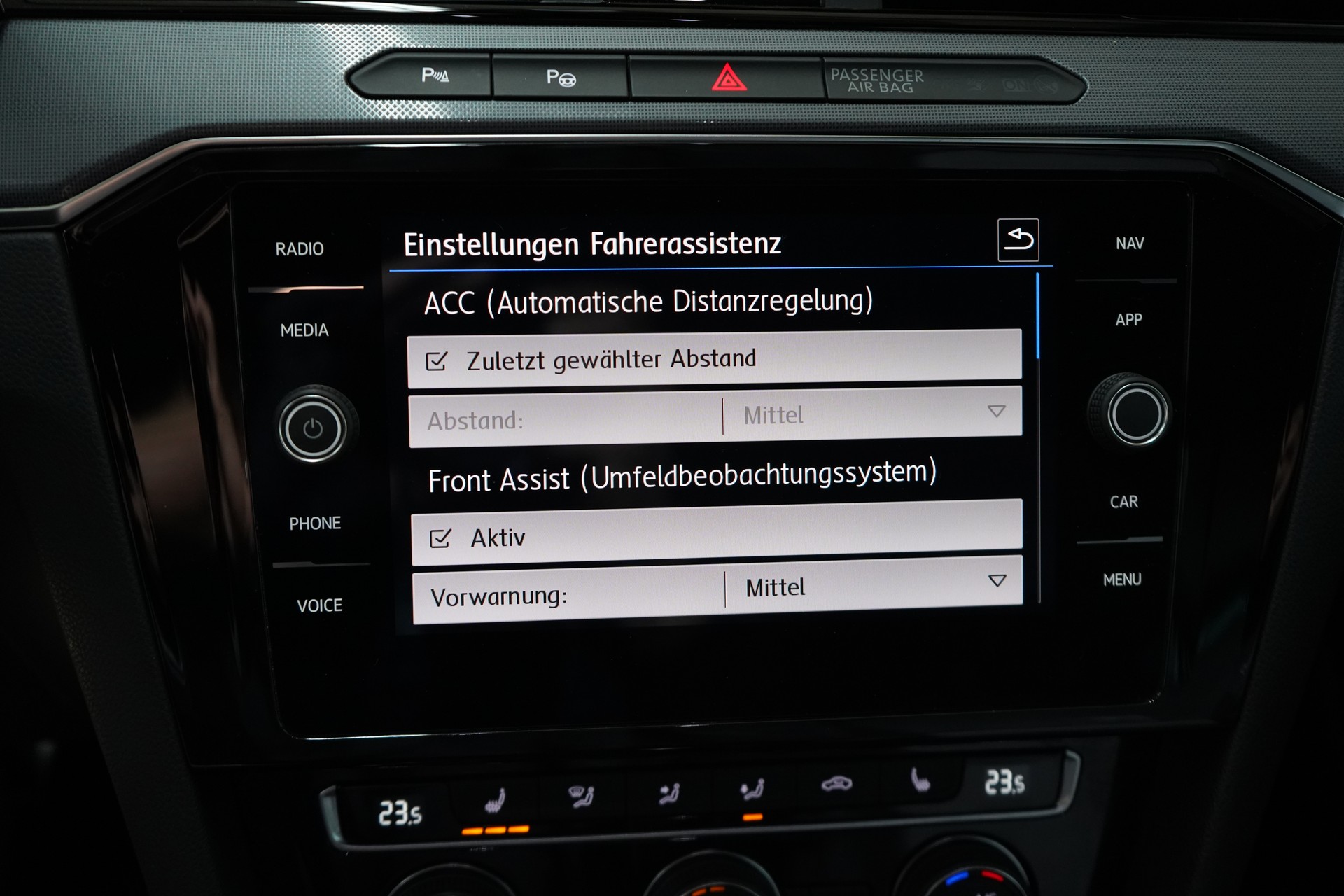 VW Passat Variant 1.5 TSI EVO Highline DSG / R-Line** - 24