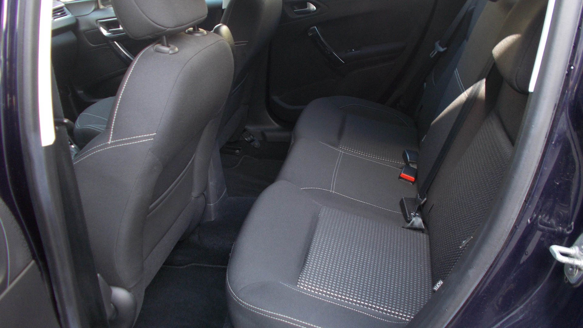 PEUGEOT 208 1.2 PureTech Allure - 6