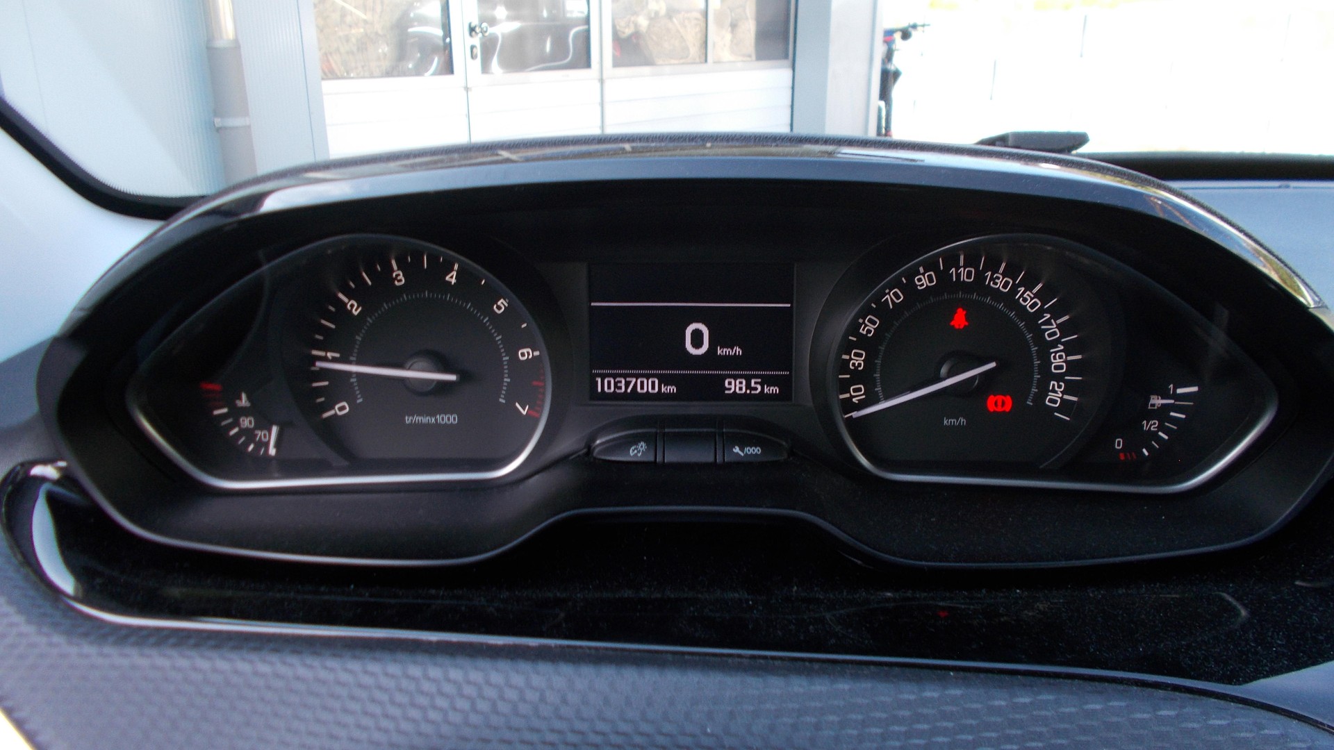 PEUGEOT 208 1.2 PureTech Allure - 11