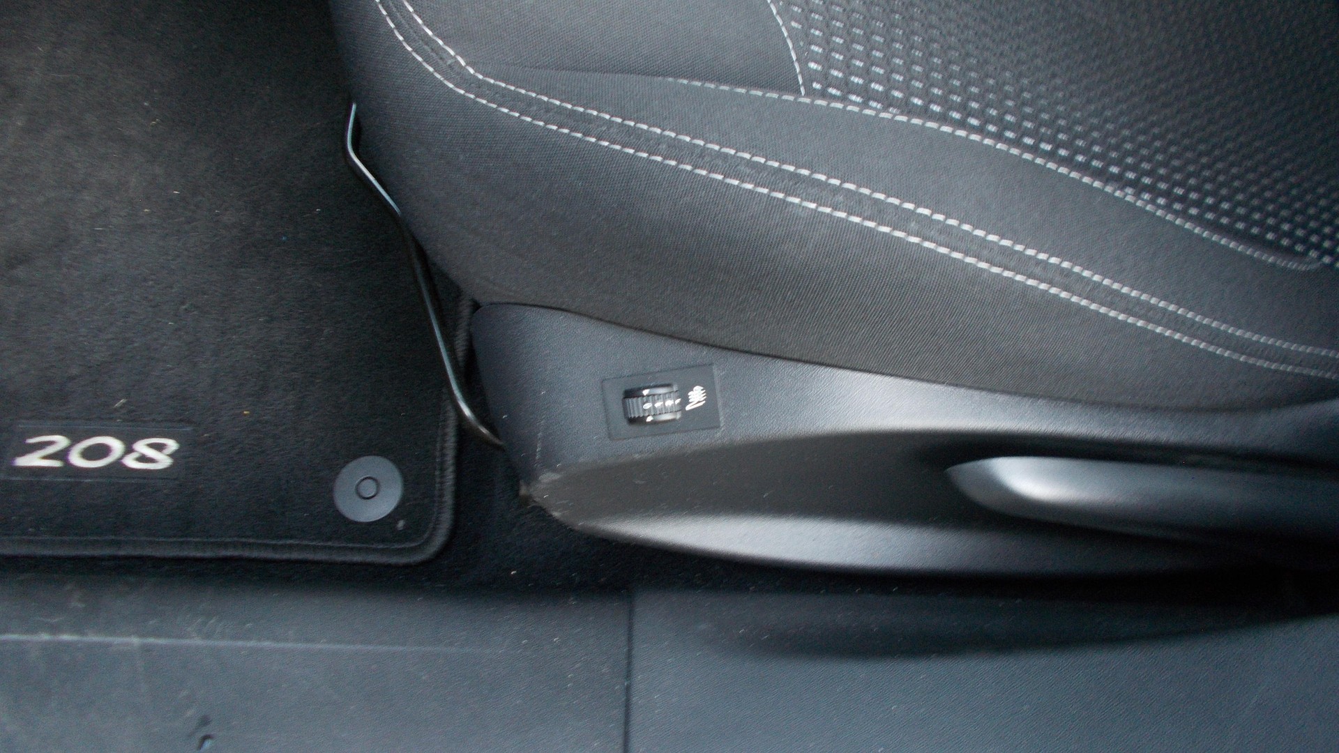 PEUGEOT 208 1.2 PureTech Allure - 15