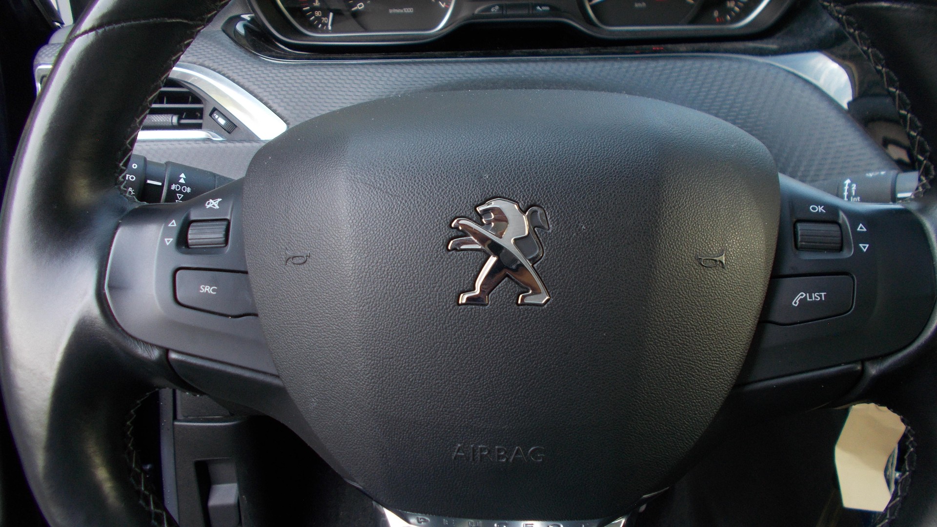 PEUGEOT 208 1.2 PureTech Allure - 12