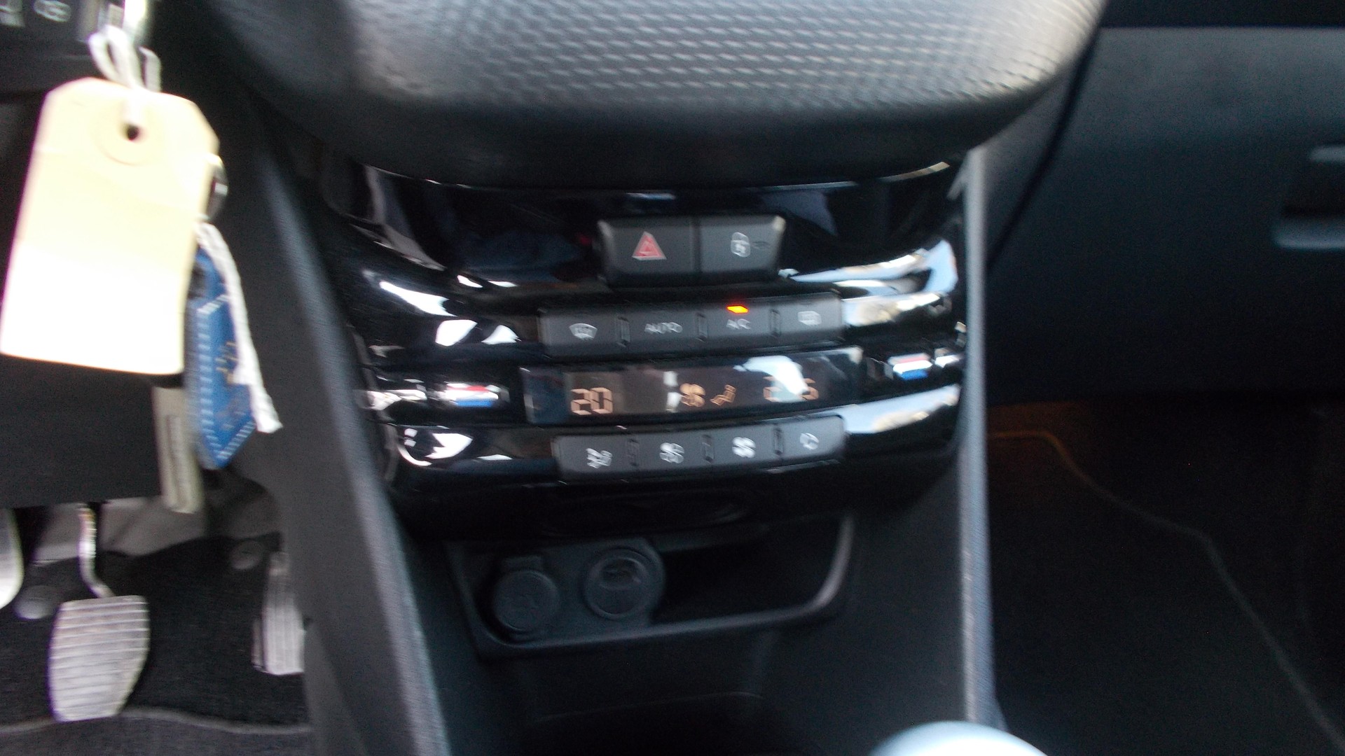 PEUGEOT 208 1.2 PureTech Allure - 14