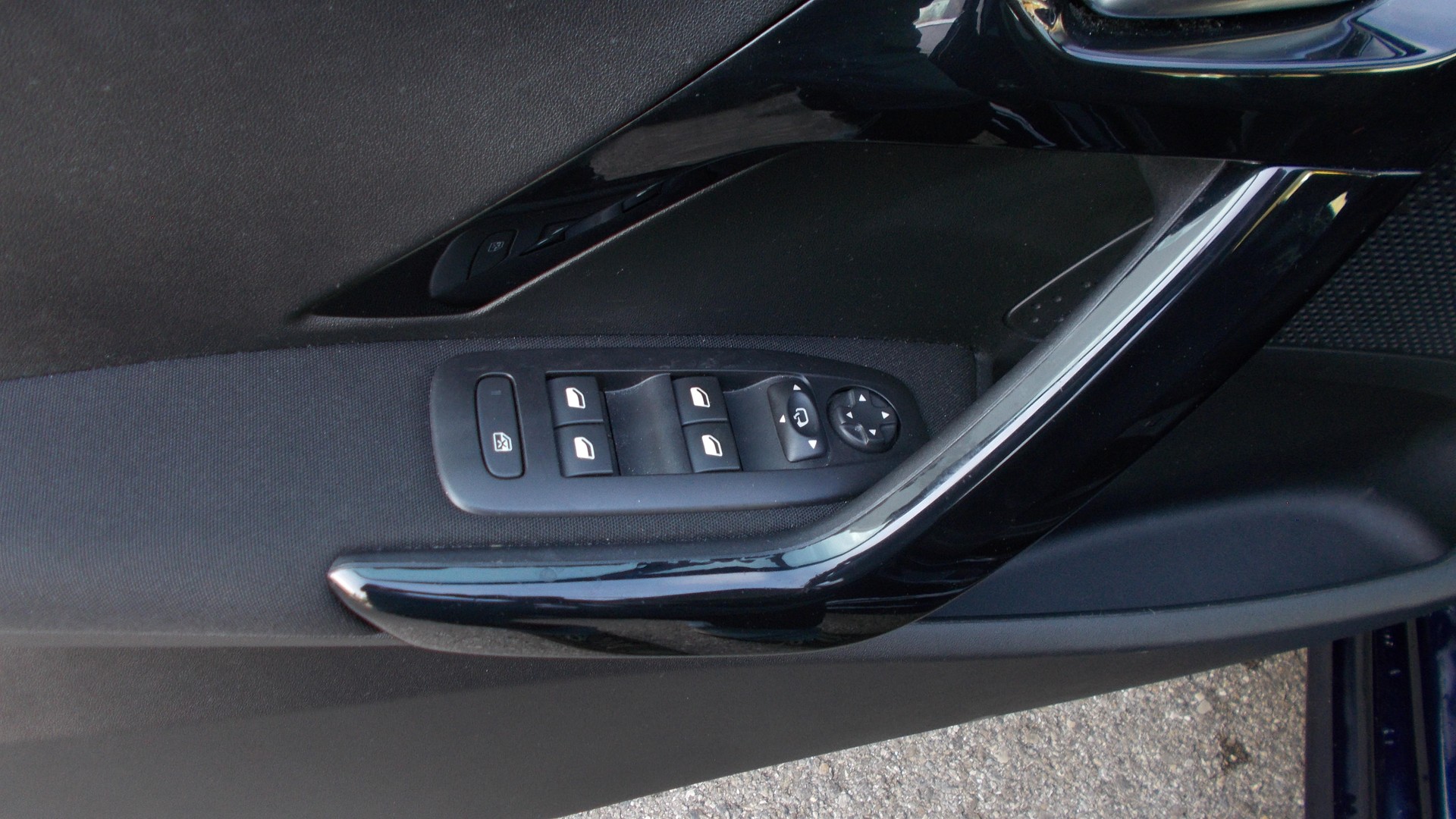 PEUGEOT 208 1.2 PureTech Allure - 8