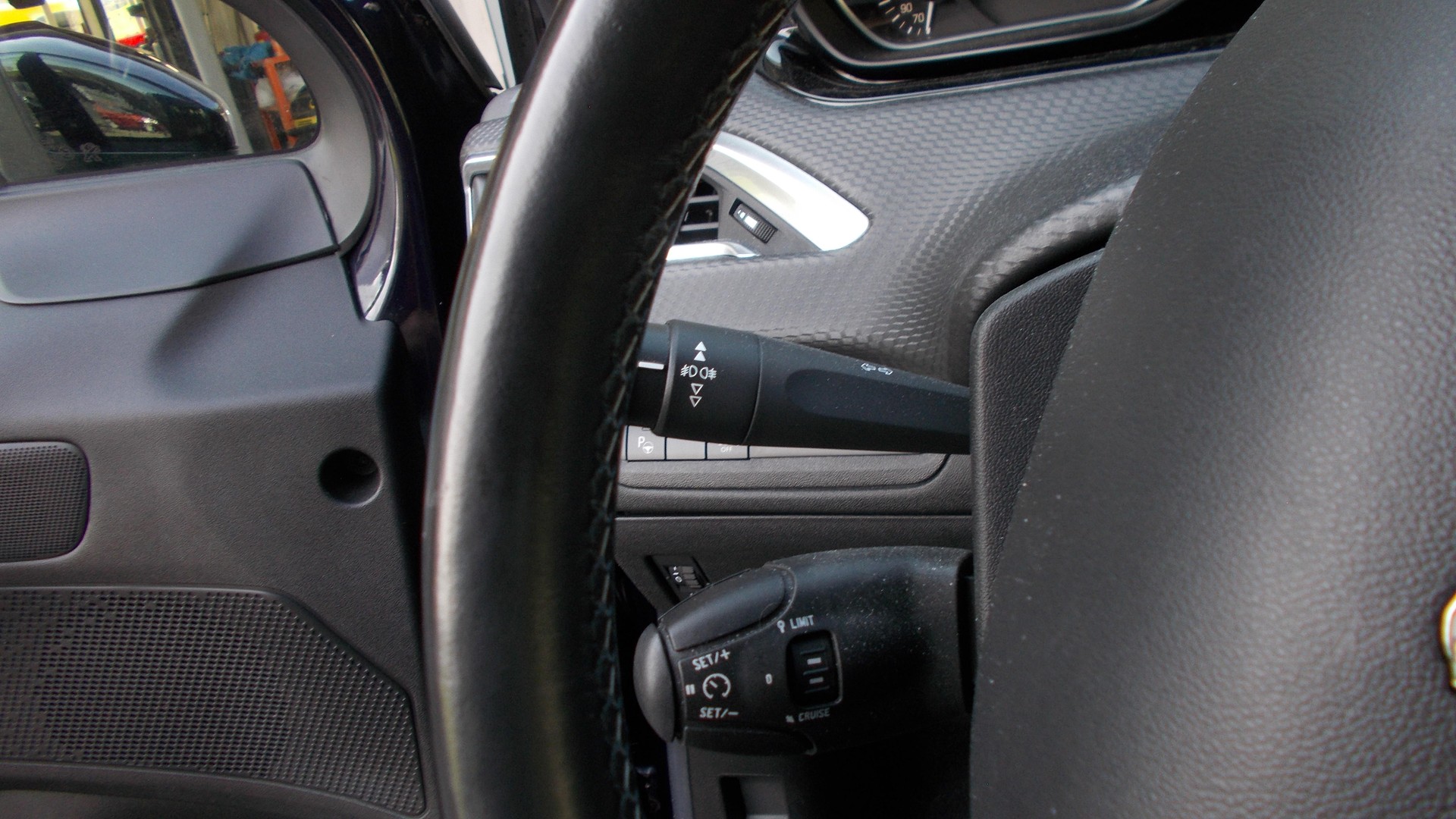 PEUGEOT 208 1.2 PureTech Allure - 10