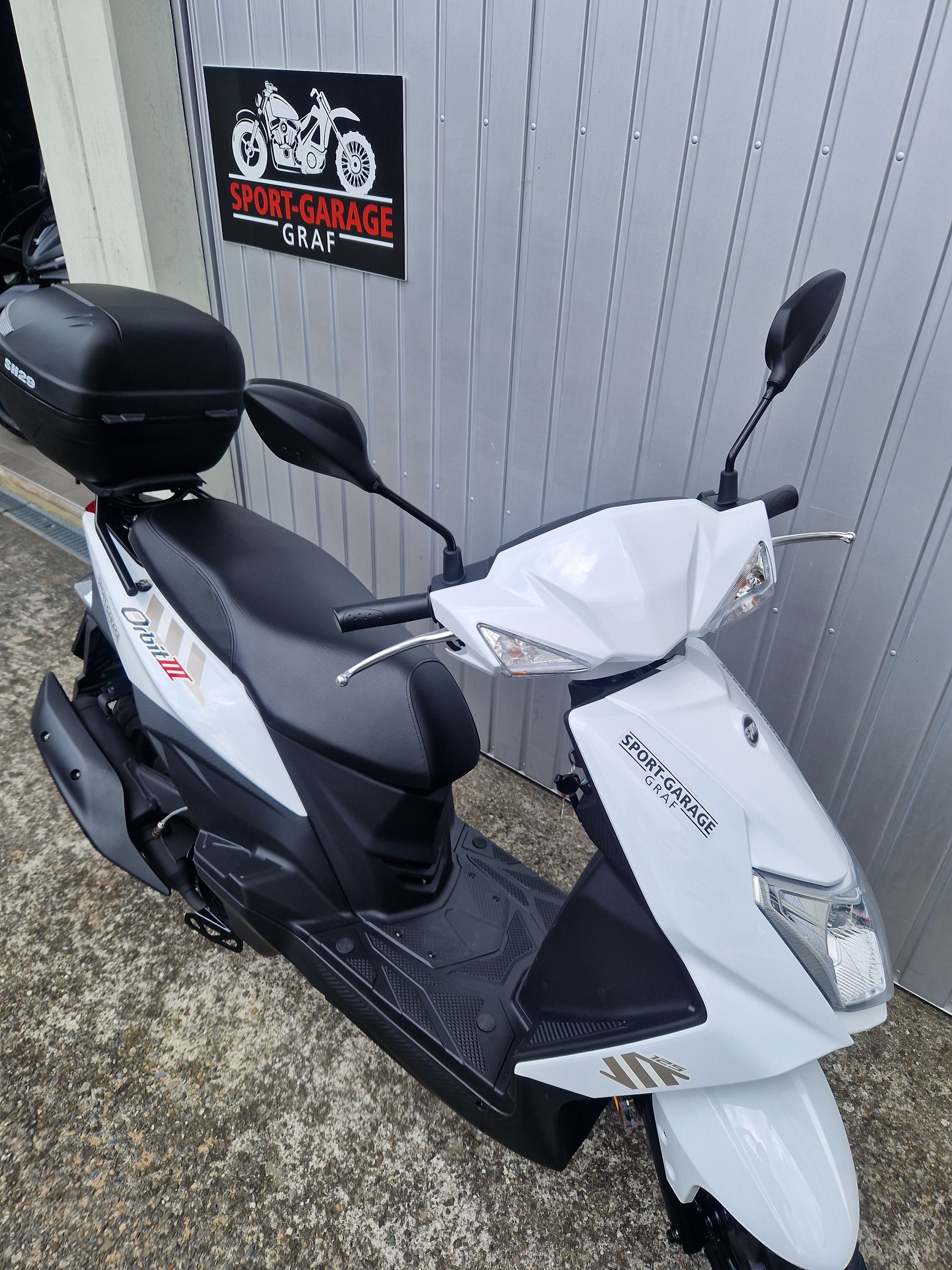 SYM Orbit Weiss Matt/ Koffer - 2