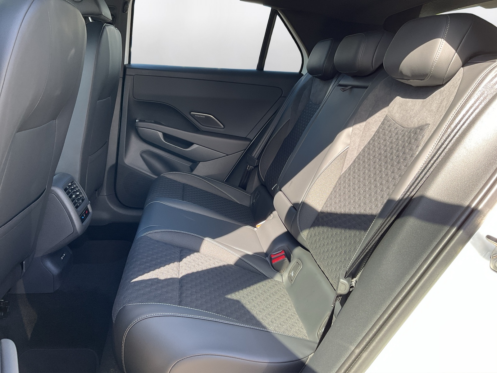 VW T-Roc 1.5 eTSI mHEV R-Line DSG - 11