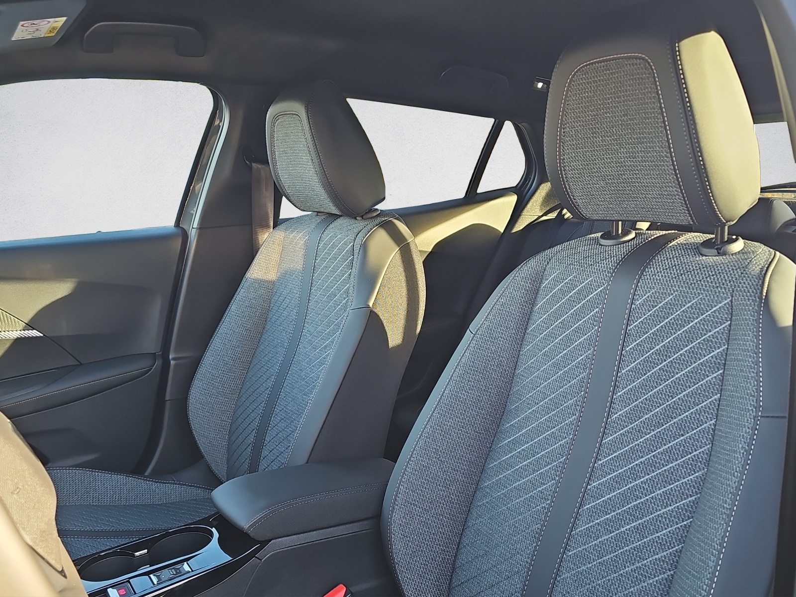 PEUGEOT 2008 1.2 145 MHEV Allure Premium - 14