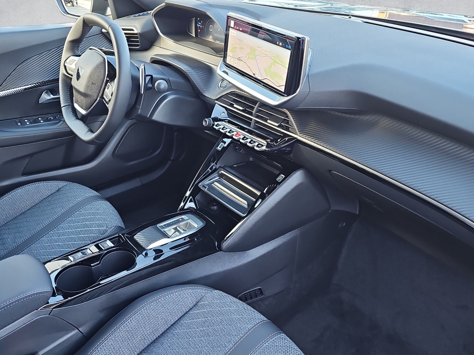 PEUGEOT 2008 1.2 145 MHEV Allure Premium - 12