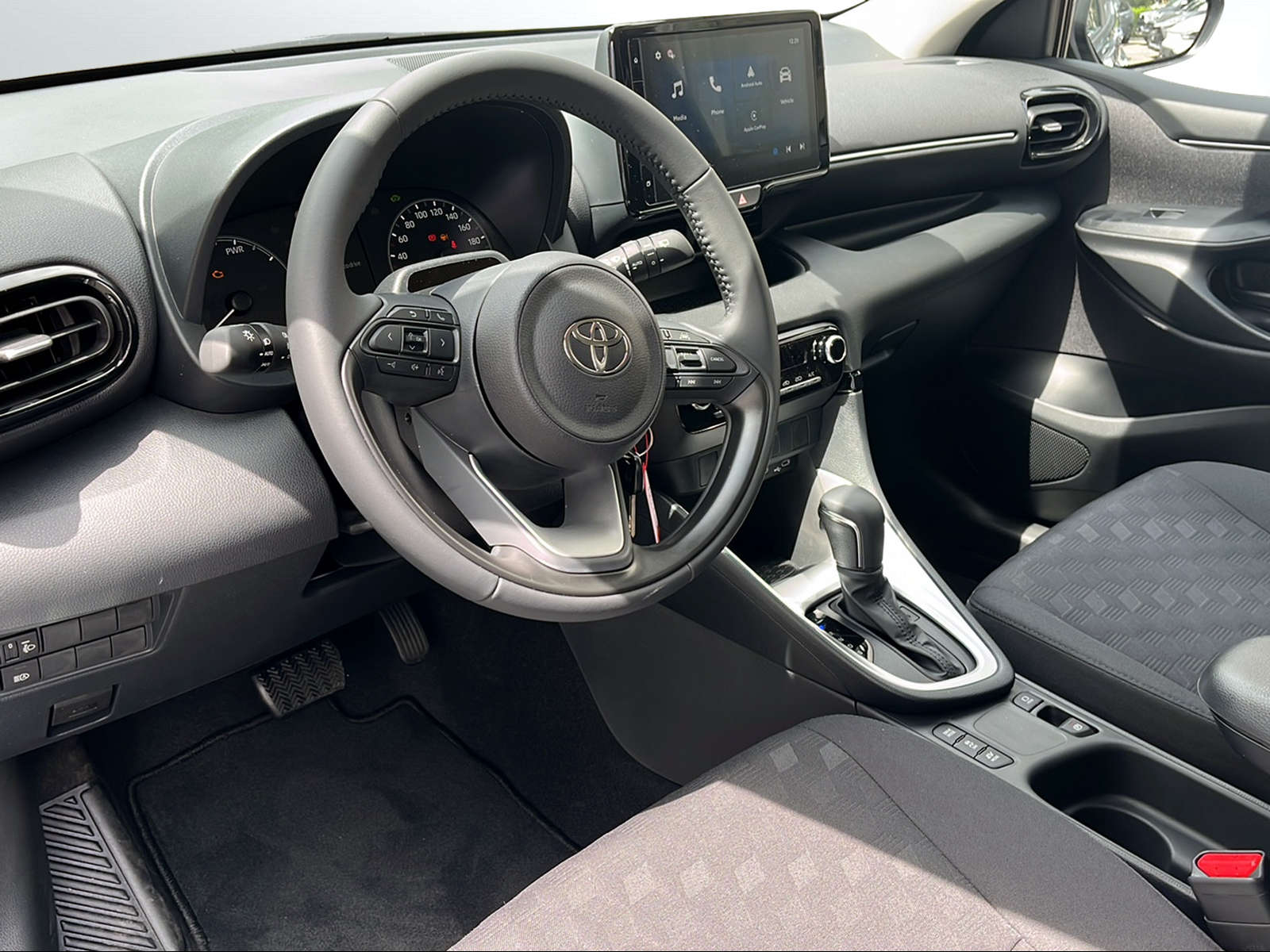 TOYOTA Yaris 1.5 Comfort e-CVT - 6