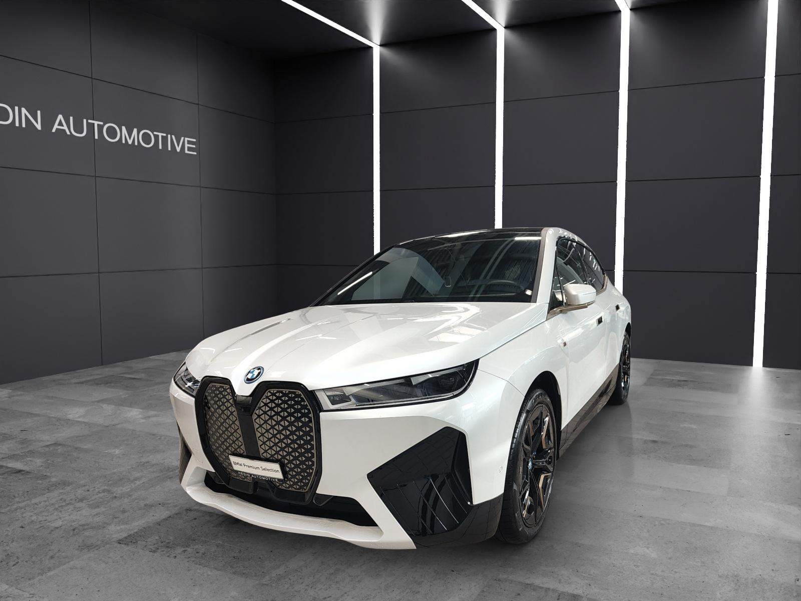 BMW iX M60 Attraktiven Leasingzinssatz ab 0,9 % bei Abschluss einer BMW Fahrzeugversicherung. SUV / Geländewagen