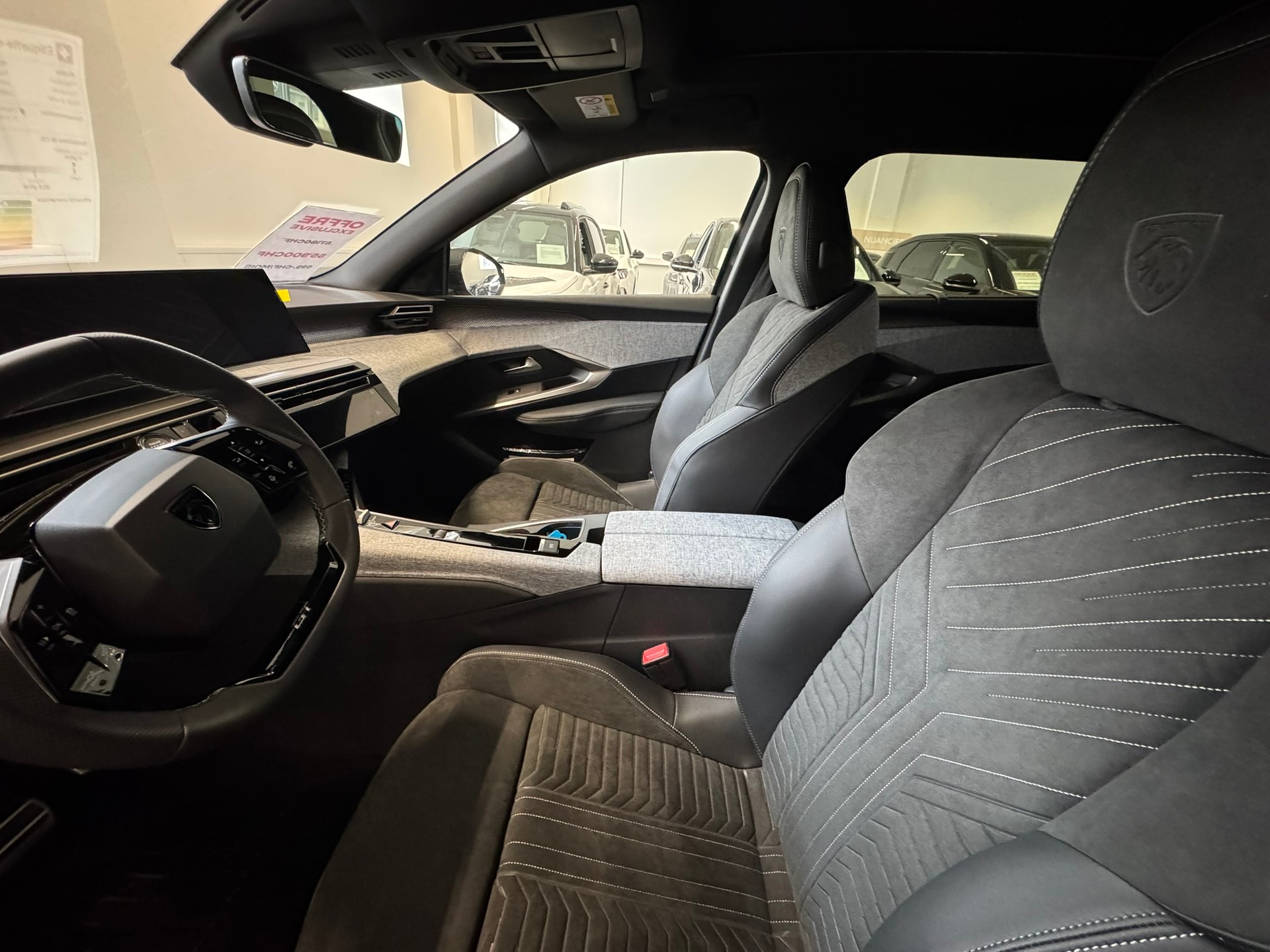 PEUGEOT 5008 210 73kWh Launch Edition - 4