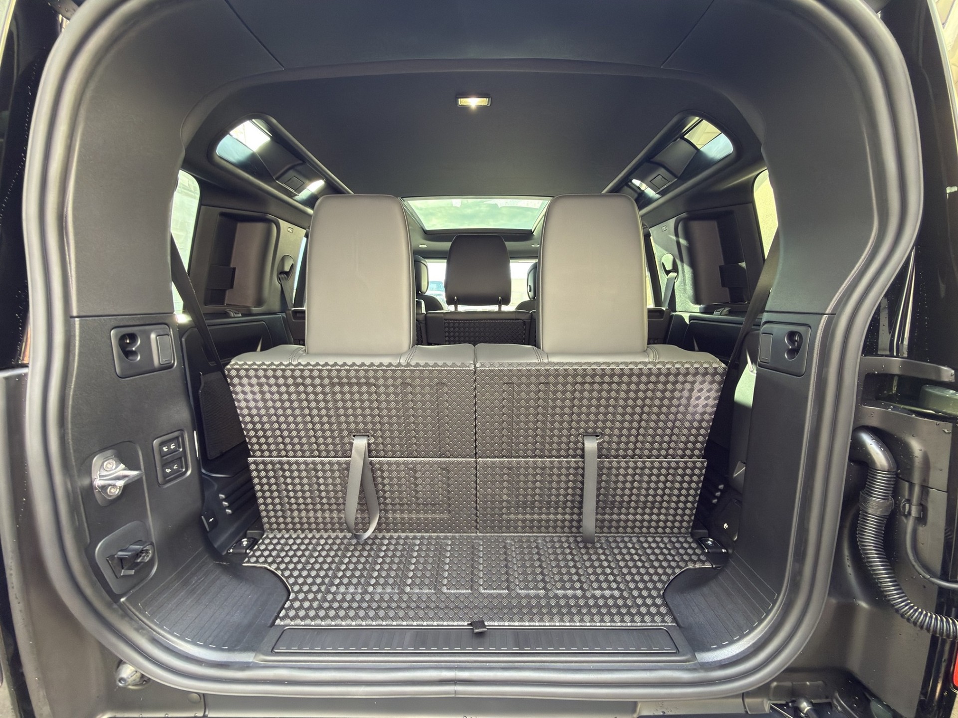 LAND ROVER Defender 110 3.0 D I6 350 X-Dynamic HSE - 17