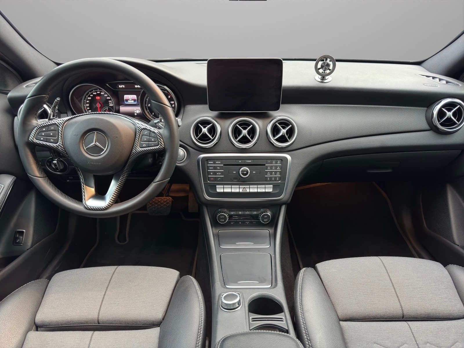 MERCEDES-BENZ GLA 200 d Swiss Star Edition Style 4Matic 7G-DCT - 9