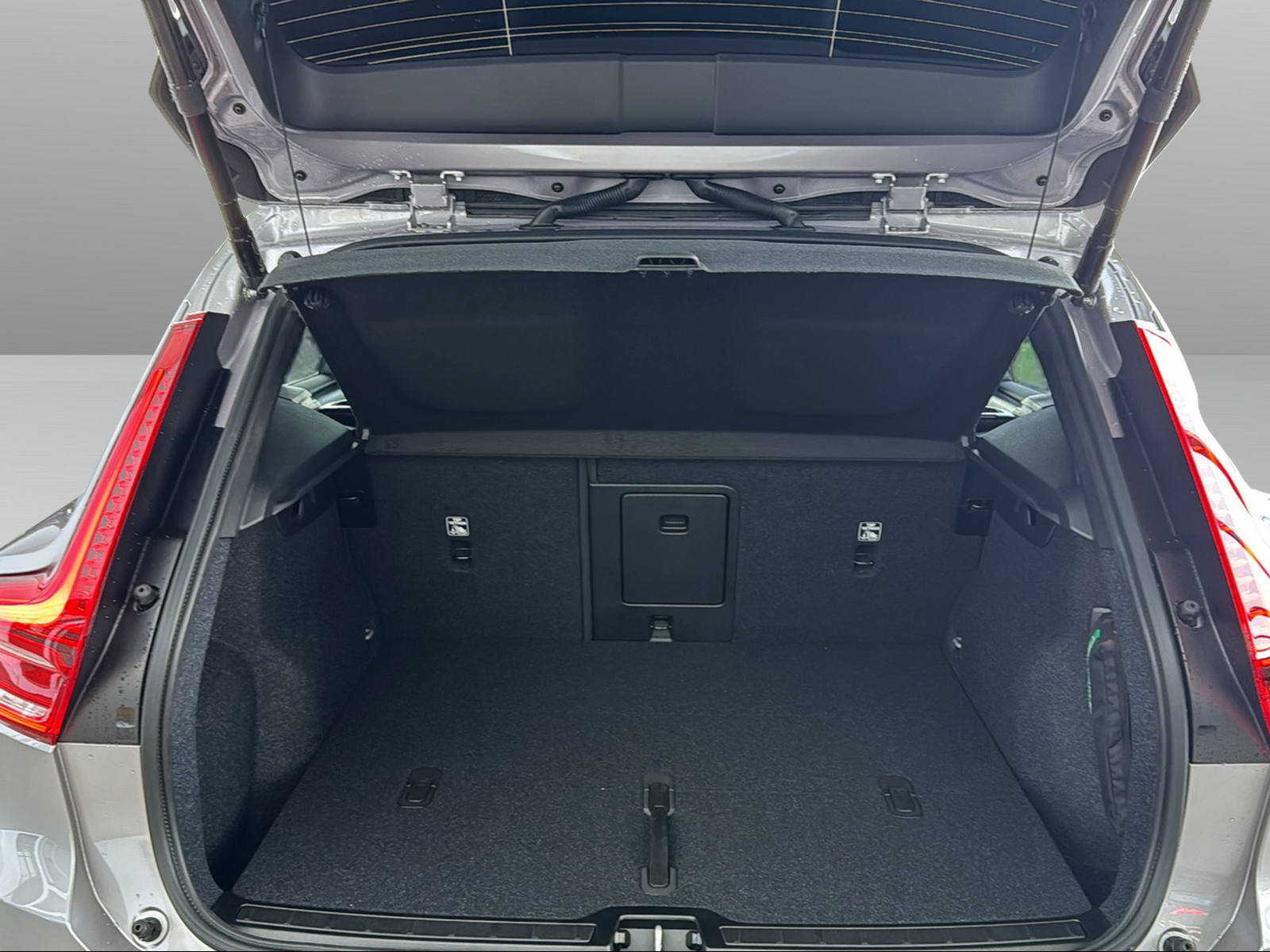 VOLVO XC40 B3 Benzin Mild Hybrid Xcite DCT - 9