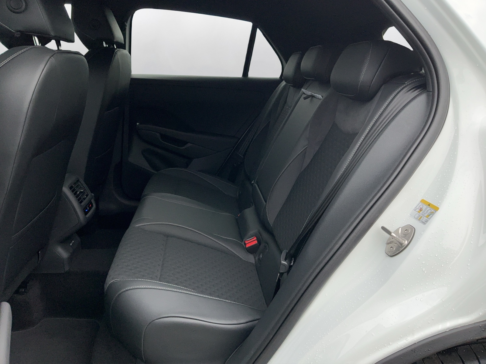 VW T-Roc 1.5 eTSI mHEV R-Line DSG - 11