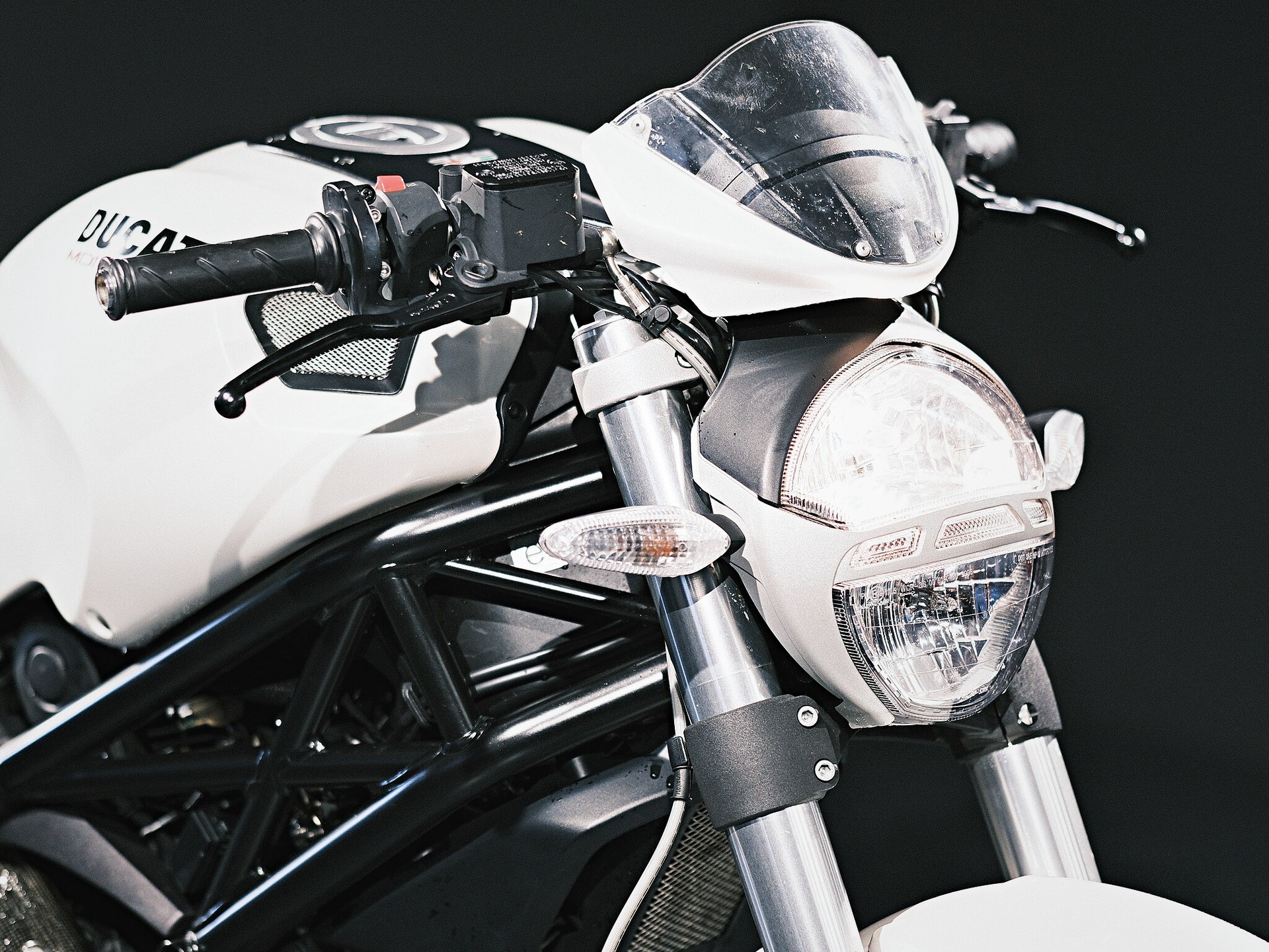 DUCATI Monster 696M plus - 13