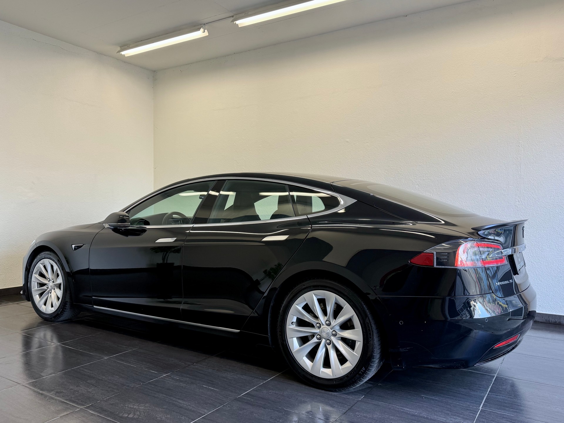 TESLA Model S 75 D - 8