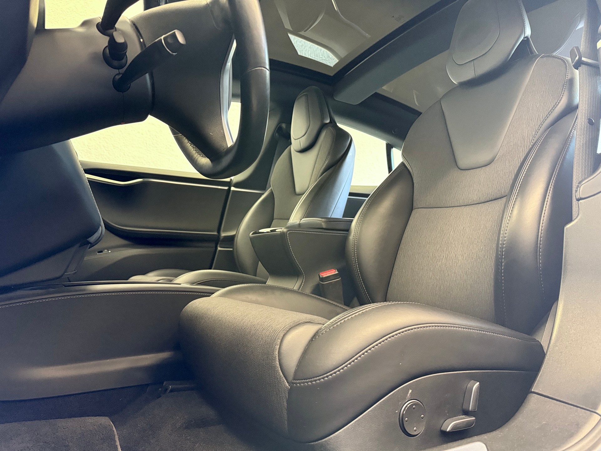 TESLA Model S 75 D - 16