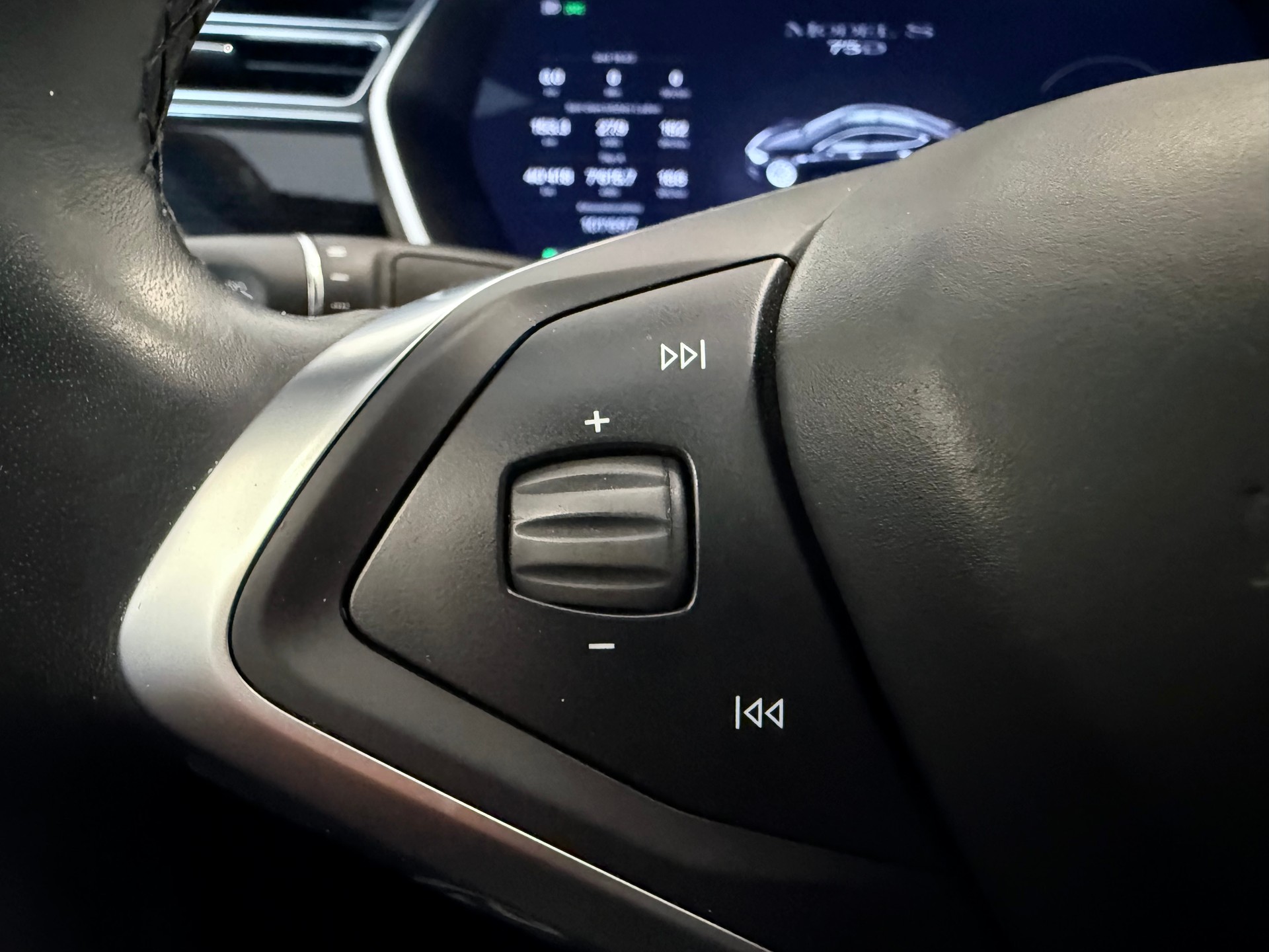 TESLA Model S 75 D - 26