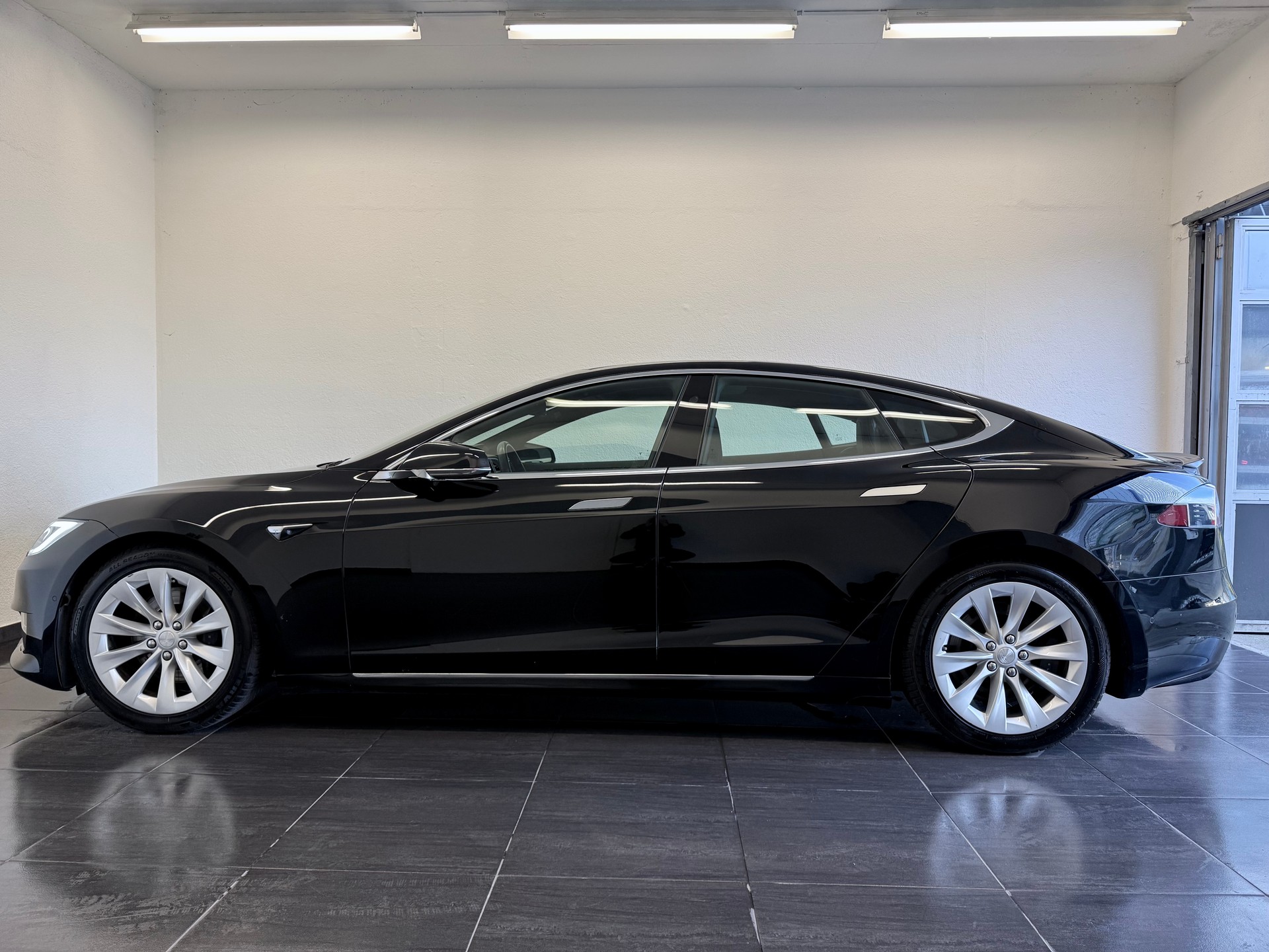 TESLA Model S 75 D - 7